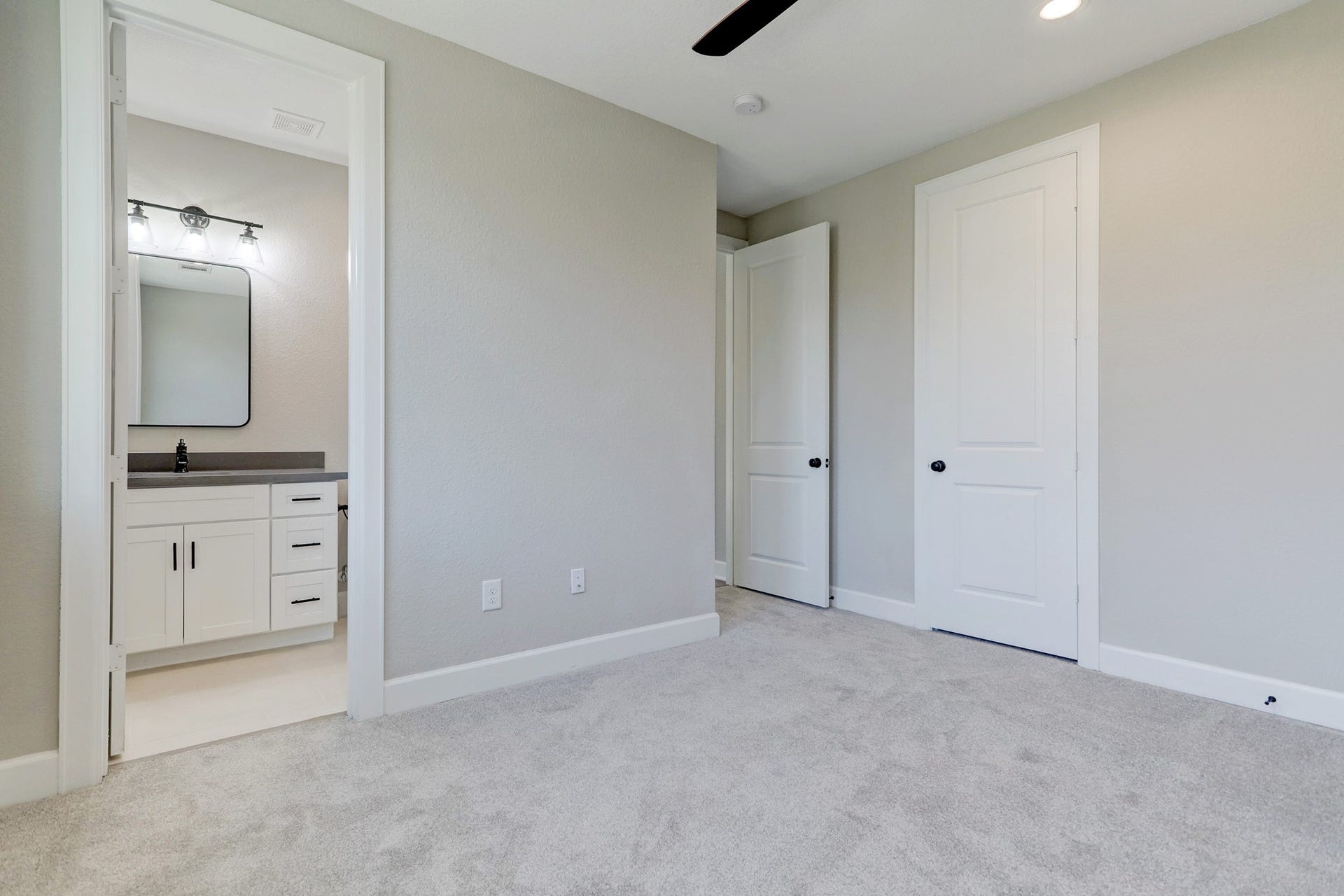 Secondary bedroom with its own bathroom