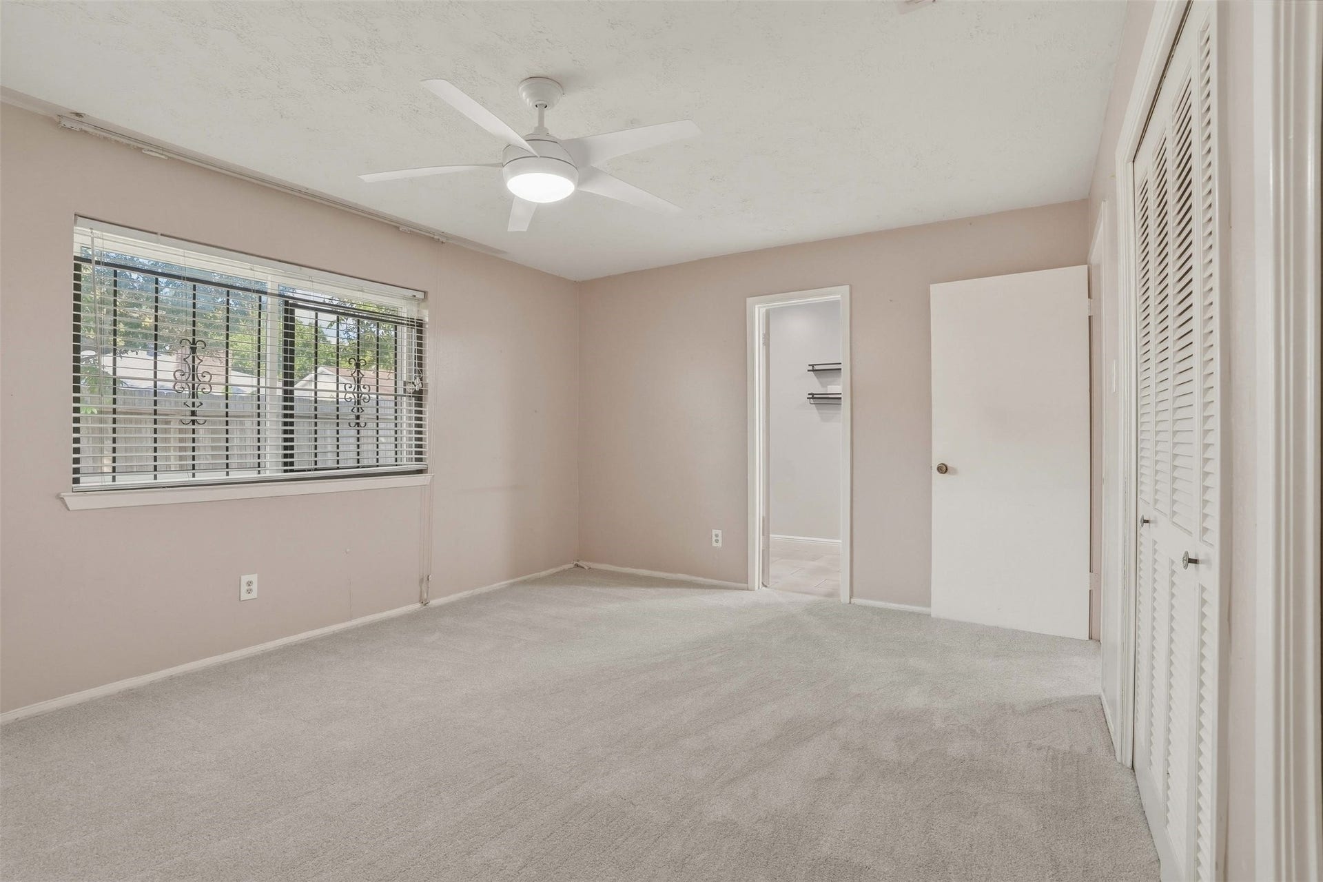 10514 Long River Drive, Sugar Land, TX 77498 Inviting primary bedroom with new carpet