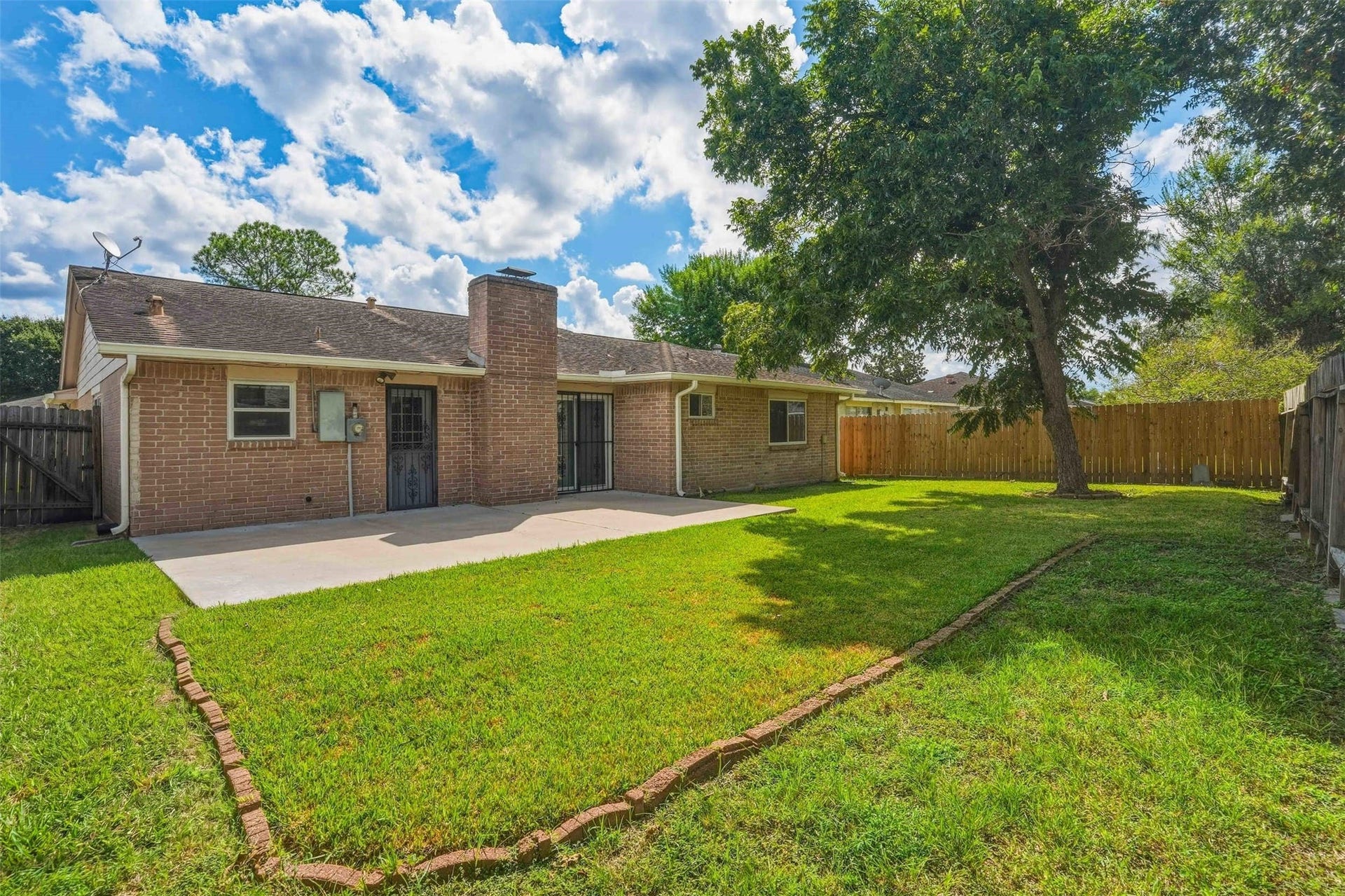 10514 Long River Drive, Sugar Land, TX 77498 Spacious backyard with new fencing and a large mature tree
