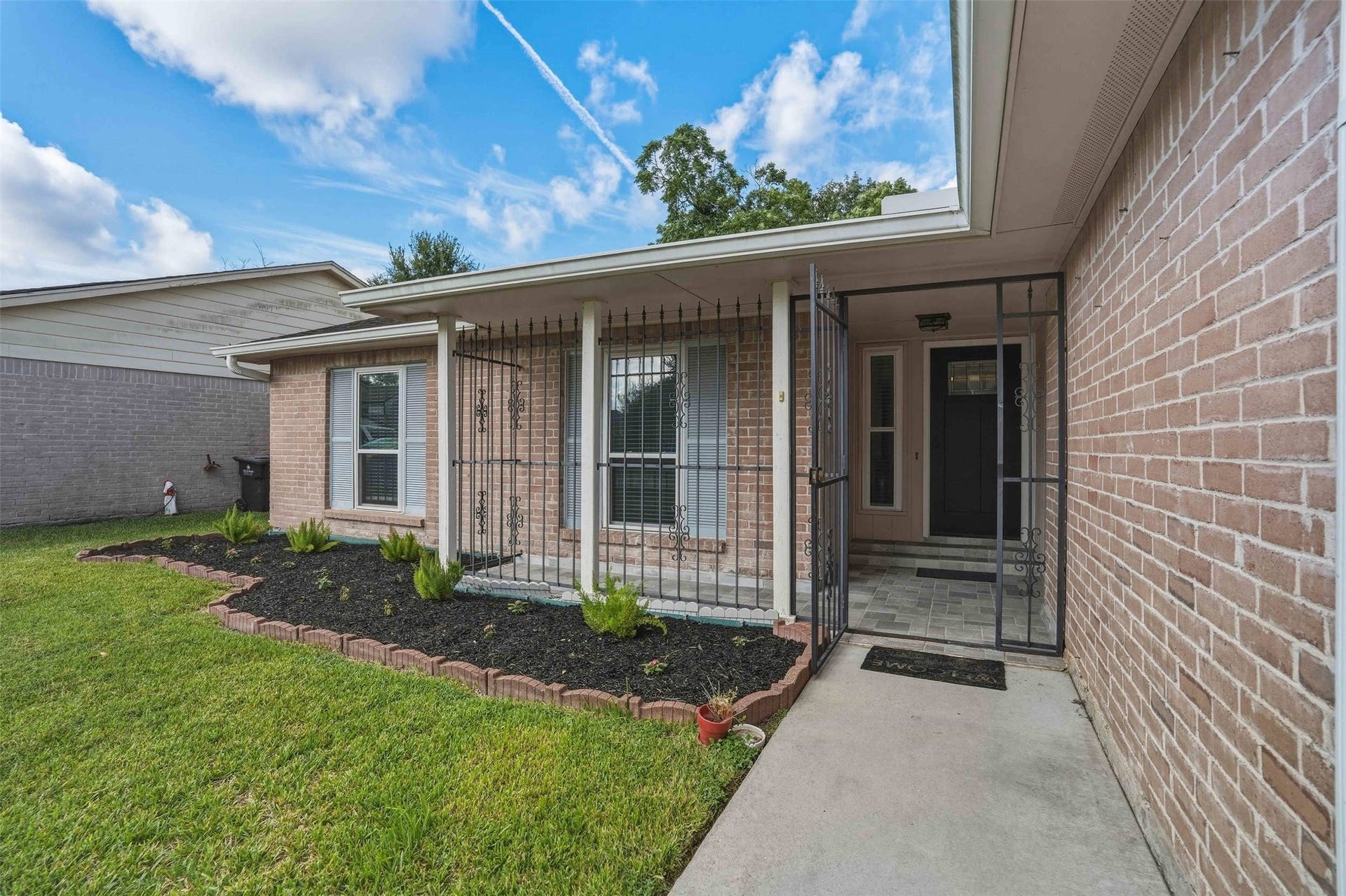 10514 Long River Drive, Sugar Land, TX 77498 Cozy porch for enjoying the outdoors