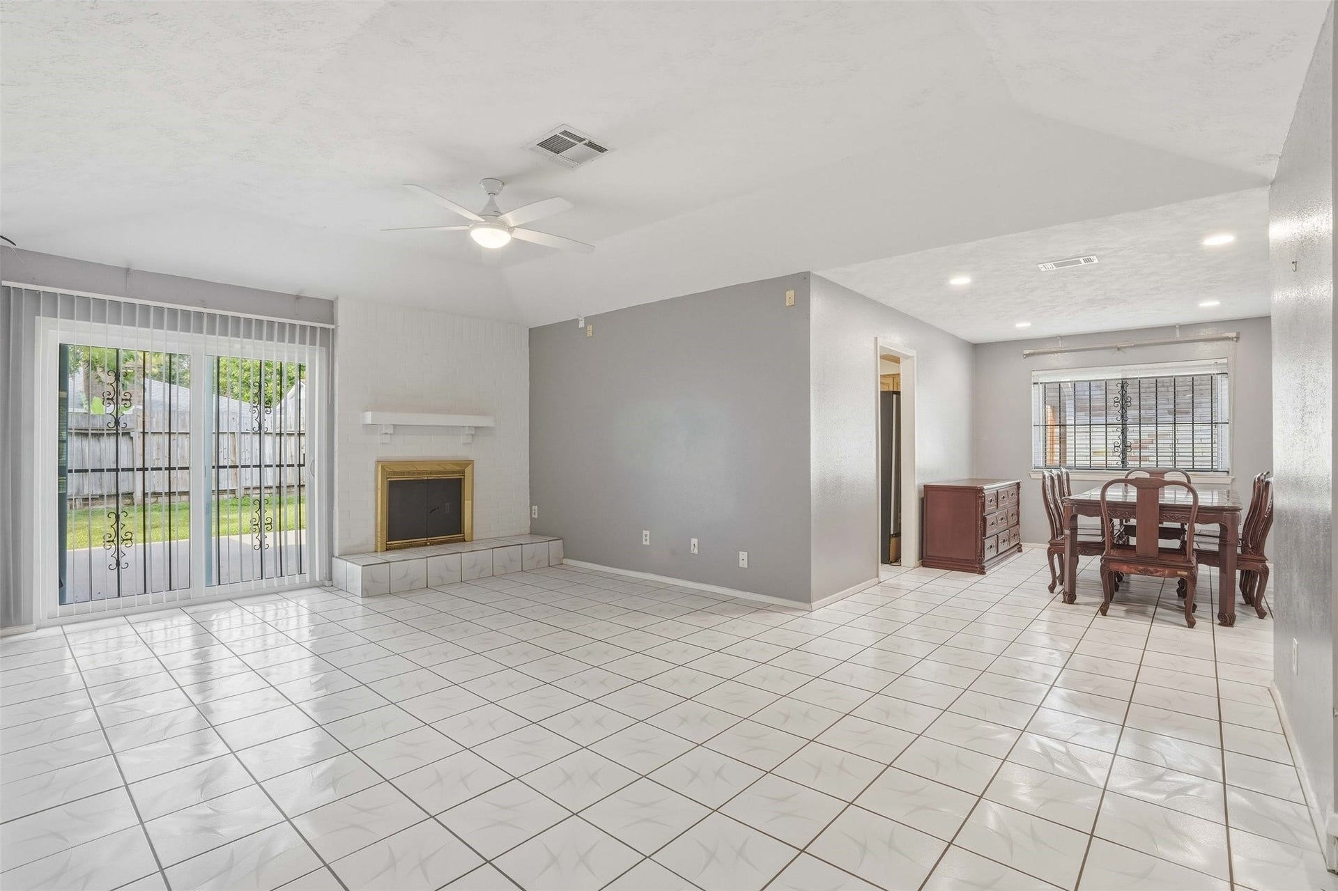 10514 Long River Drive, Sugar Land, TX 77498 Bright, inviting living space filled with natural light