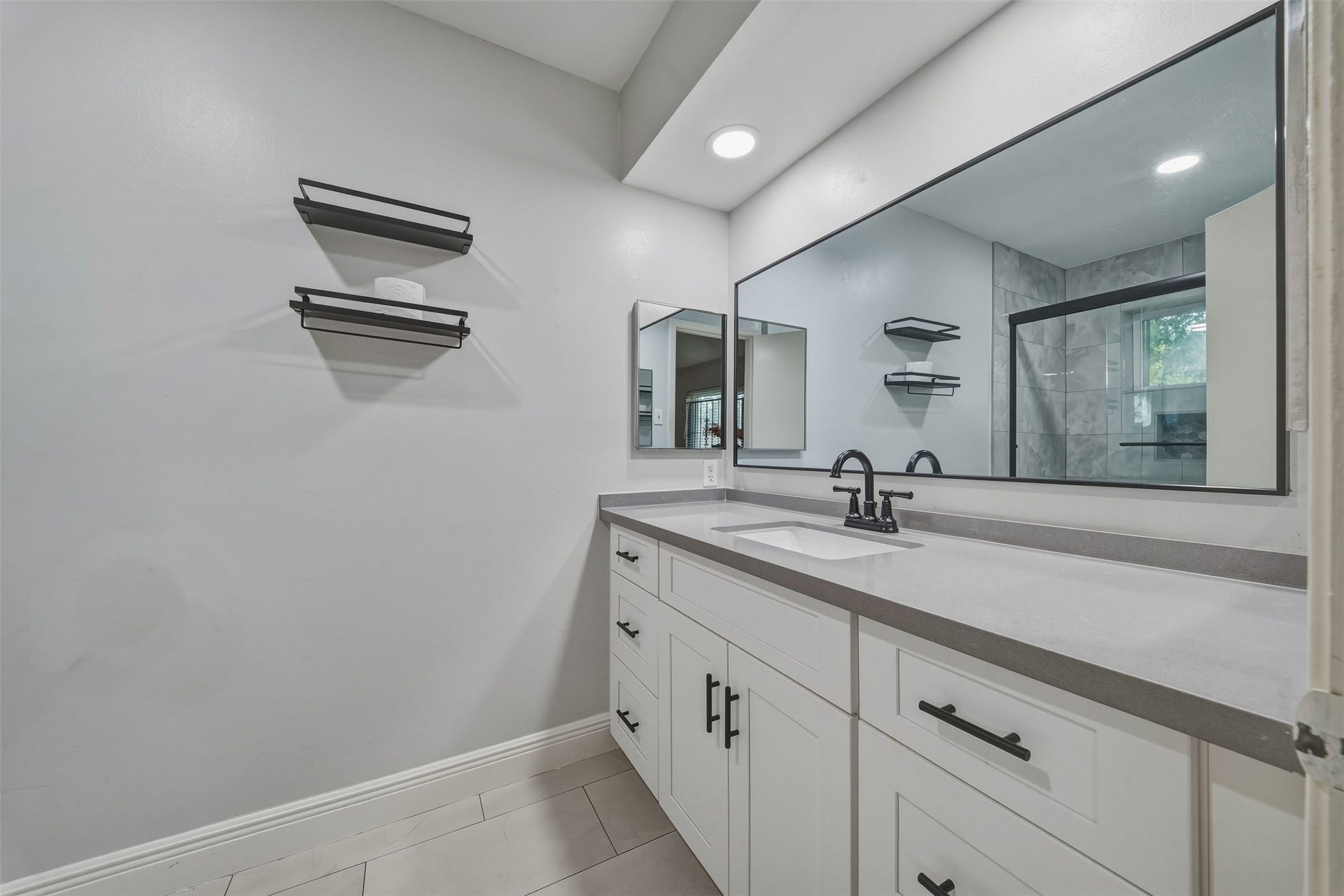 10514 Long River Drive, Sugar Land, TX 77498 Beautifully renovated primary bathroom with updated finishes