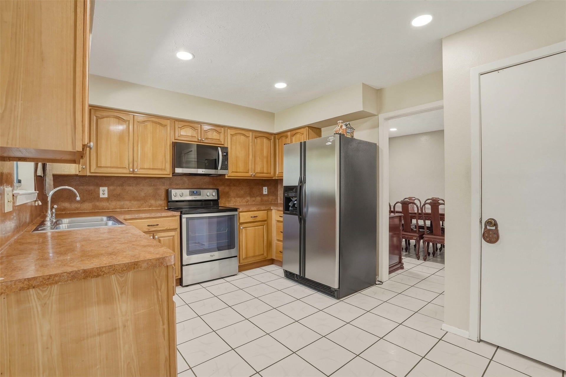 10514 Long River Drive, Sugar Land, TX 77498 Functional kitchen with ample cabinetry