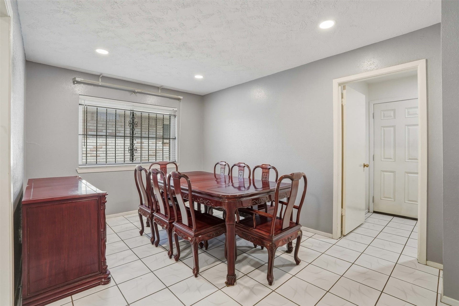 10514 Long River Drive, Sugar Land, TX 77498 Warm and inviting dining space perfect for everyday meals or gathering