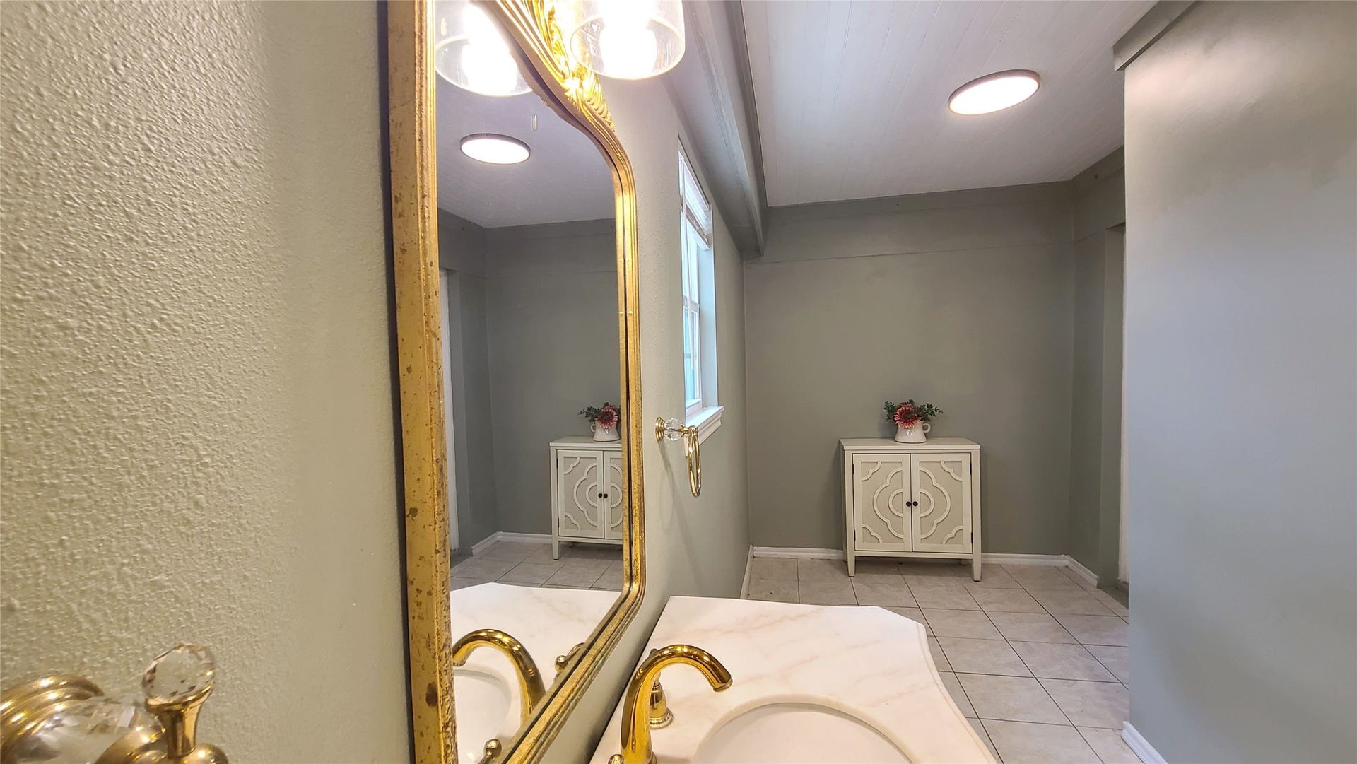 902 Ashford Parkway, Houston, TX 77077 Full bath vanity is behind family room