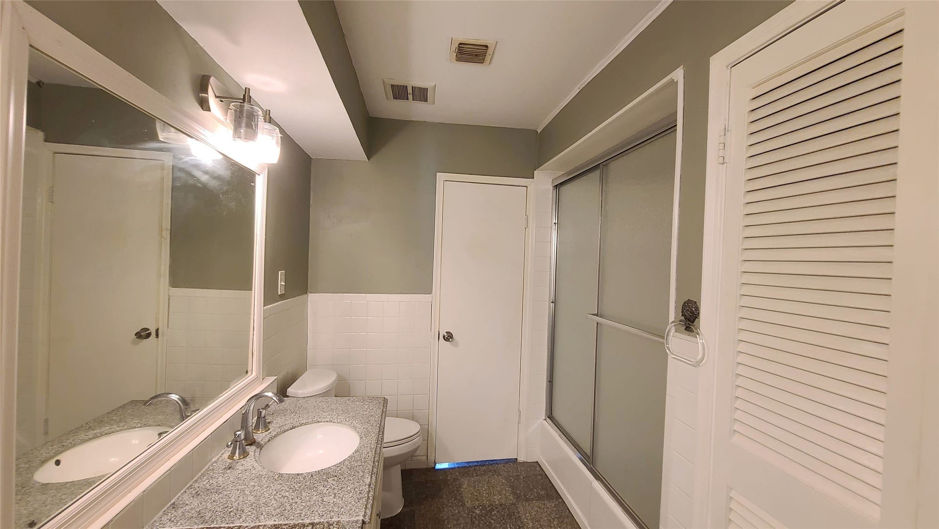 902 Ashford Parkway, Houston, TX 77077 Secondary bath has shower/tub combo