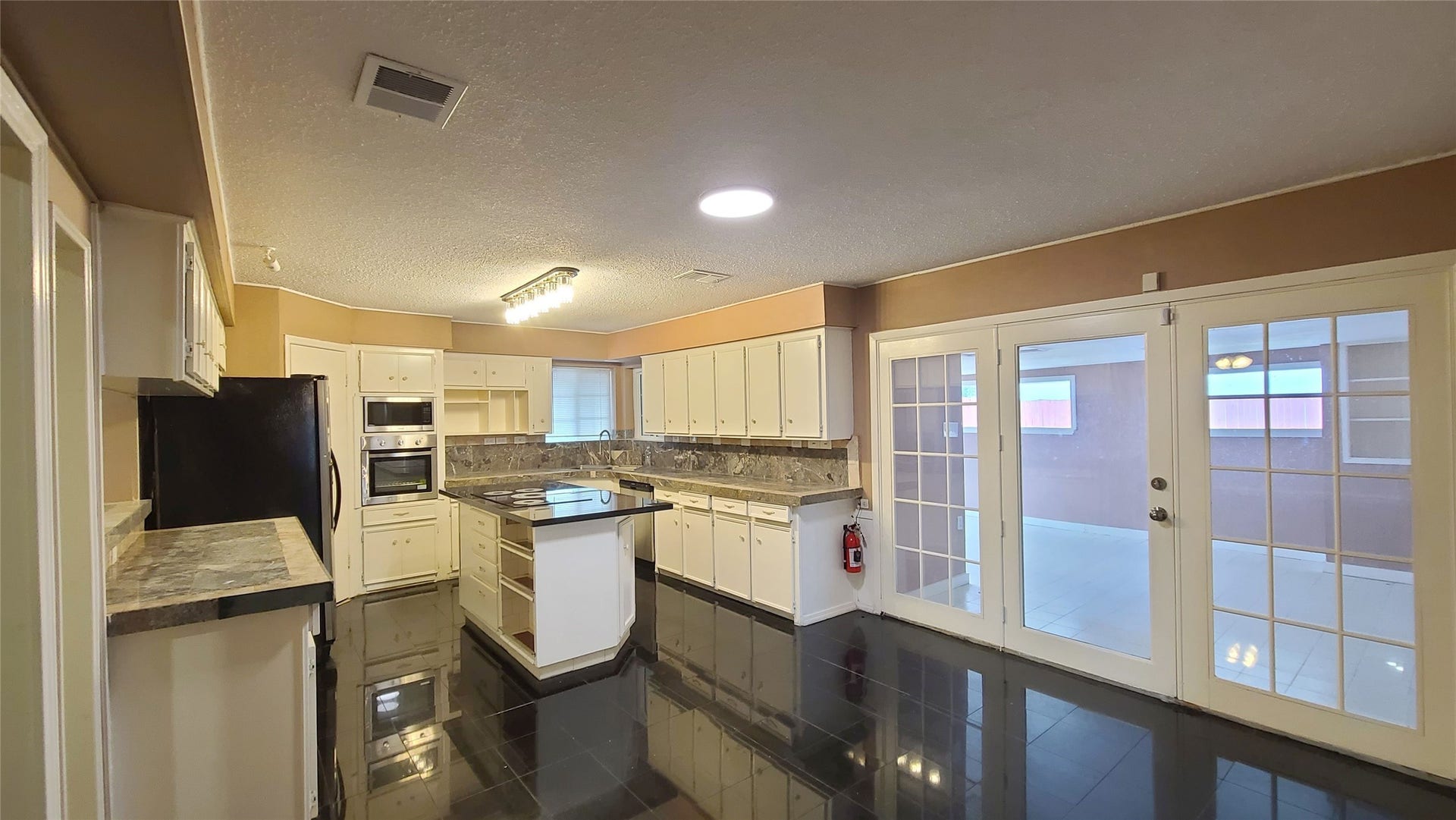 902 Ashford Parkway, Houston, TX 77077 Experience the heart of the home with a sleek island kitchen featuring recent stainless appliances, perfect for modern culinary adventures.