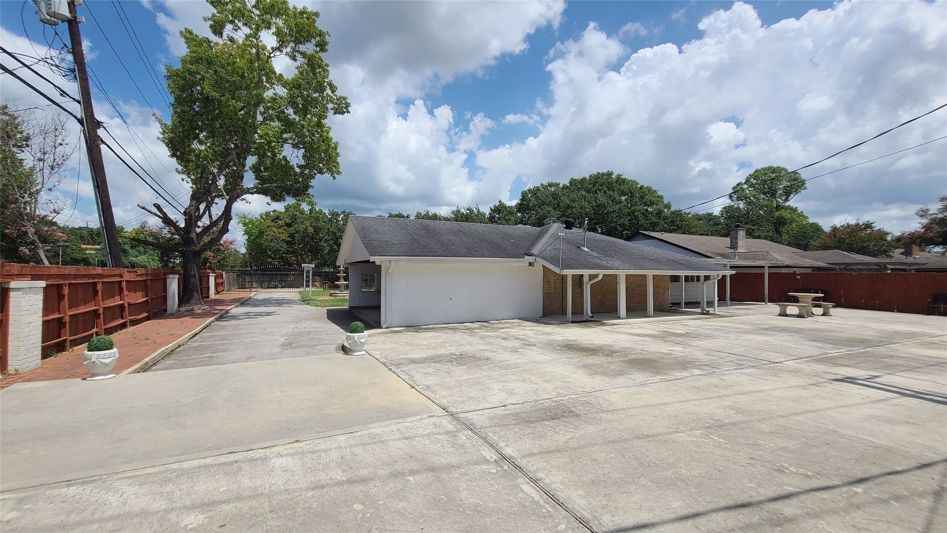 902 Ashford Parkway, Houston, TX 77077 Ample parking and open spaces make this home ideal for unforgettable family gatherings.