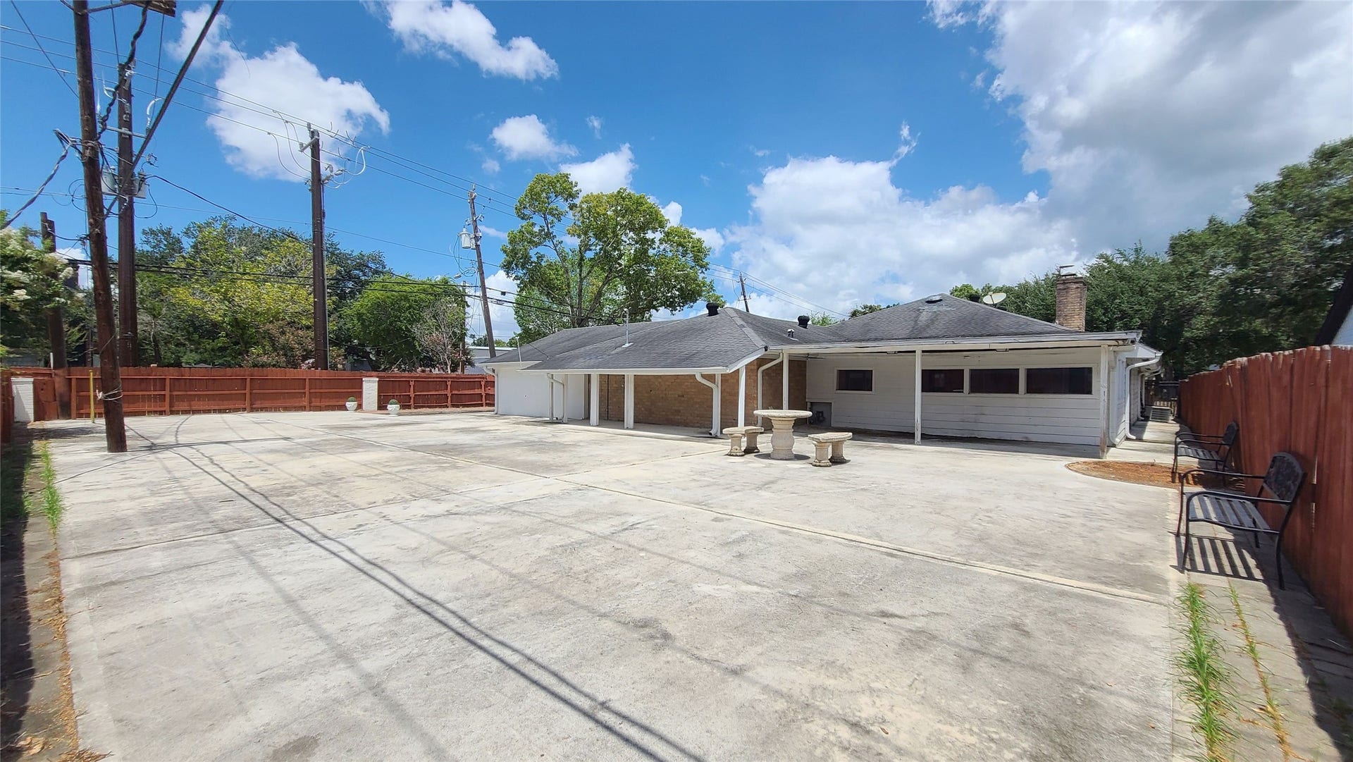 902 Ashford Parkway, Houston, TX 77077 Enjoy a serene backyard escape, perfect for relaxation and outdoor gatherings.