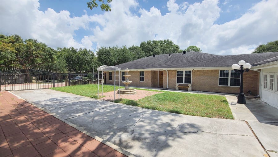 Property photo for 902 Ashford Parkway, Houston, TX