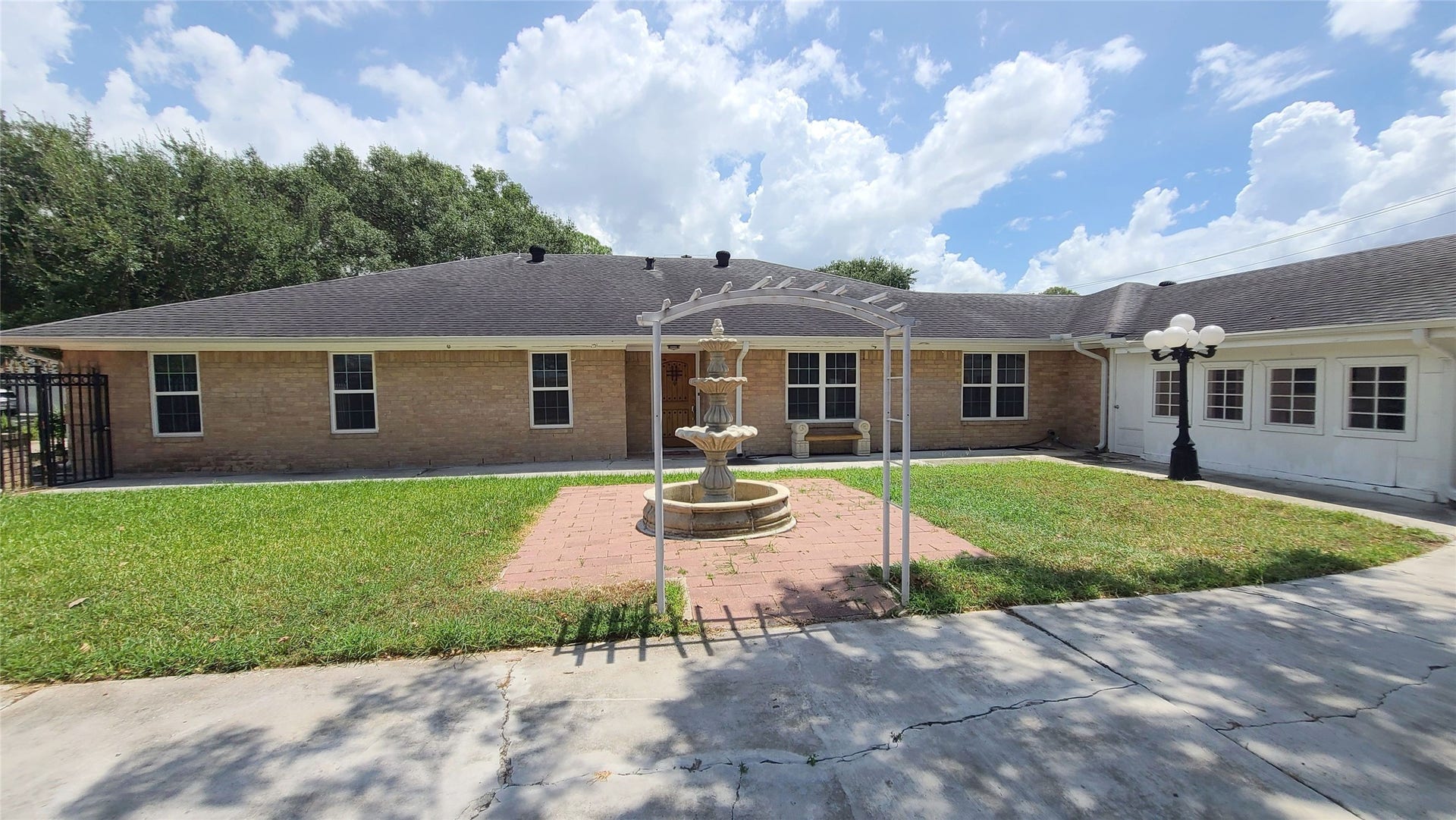 902 Ashford Parkway, Houston, TX 77077 Discover a stunning 5-bedroom, 3-bath retreat on an expansive 14,000 sq ft lot, perfect for spacious living and outdoor enjoyment.