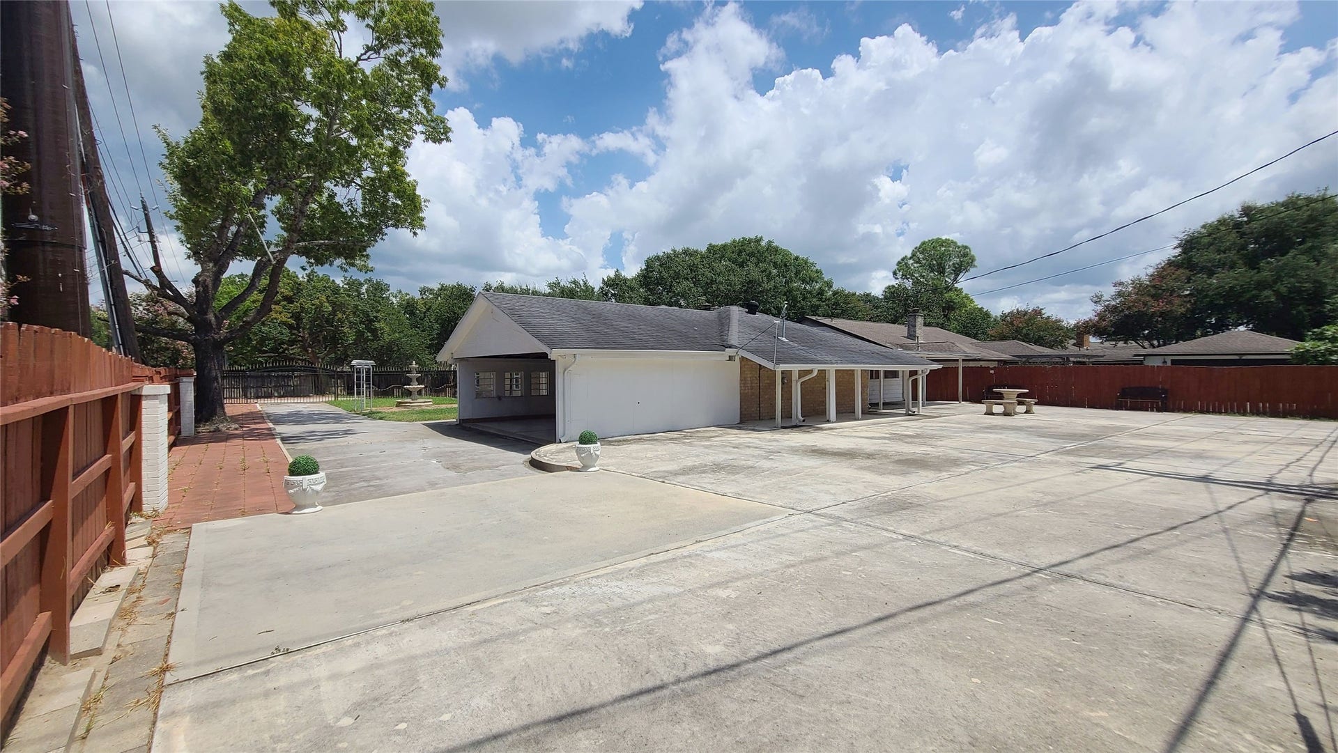 902 Ashford Parkway, Houston, TX 77077 Expansive parking area perfect for family gatherings or transforming into a vibrant basketball court.