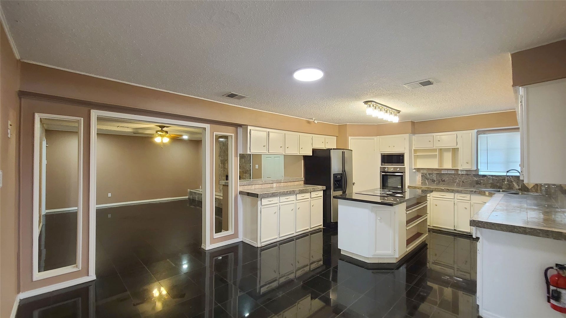 902 Ashford Parkway, Houston, TX 77077 Experience seamless living in this inviting space where the kitchen effortlessly opens to the family room, perfect for entertaining and everyday life.