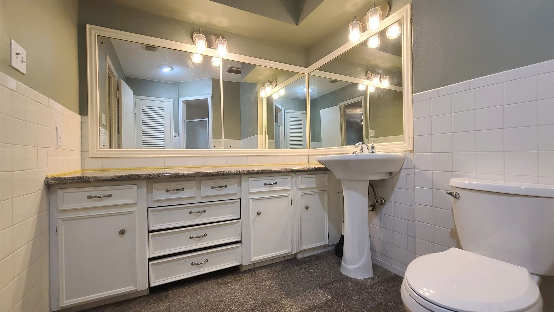 902 Ashford Parkway, Houston, TX 77077 Experience the serene ambiance of the primary bath, featuring soft green walls and sleek finishes that create a tranquil retreat.