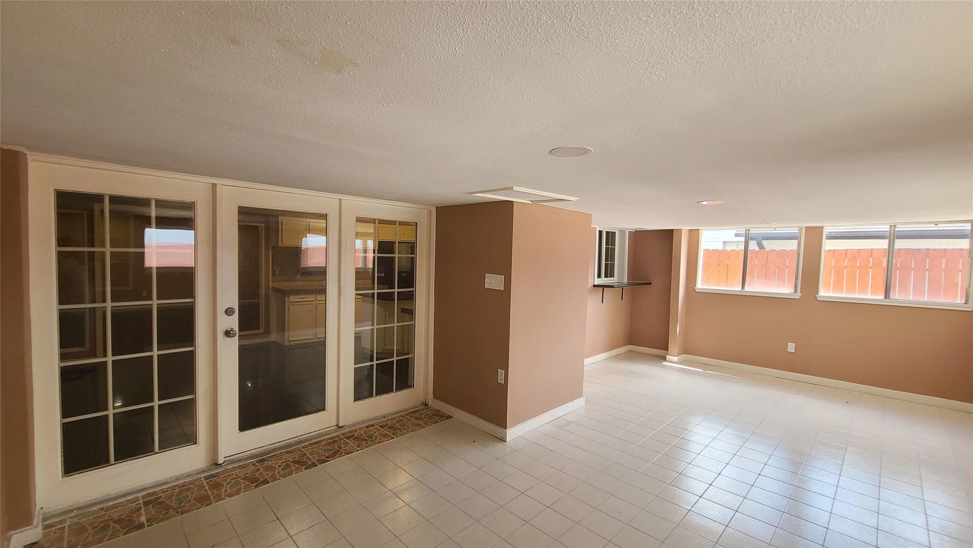 902 Ashford Parkway, Houston, TX 77077 This extra room has tile floor, full of sun light