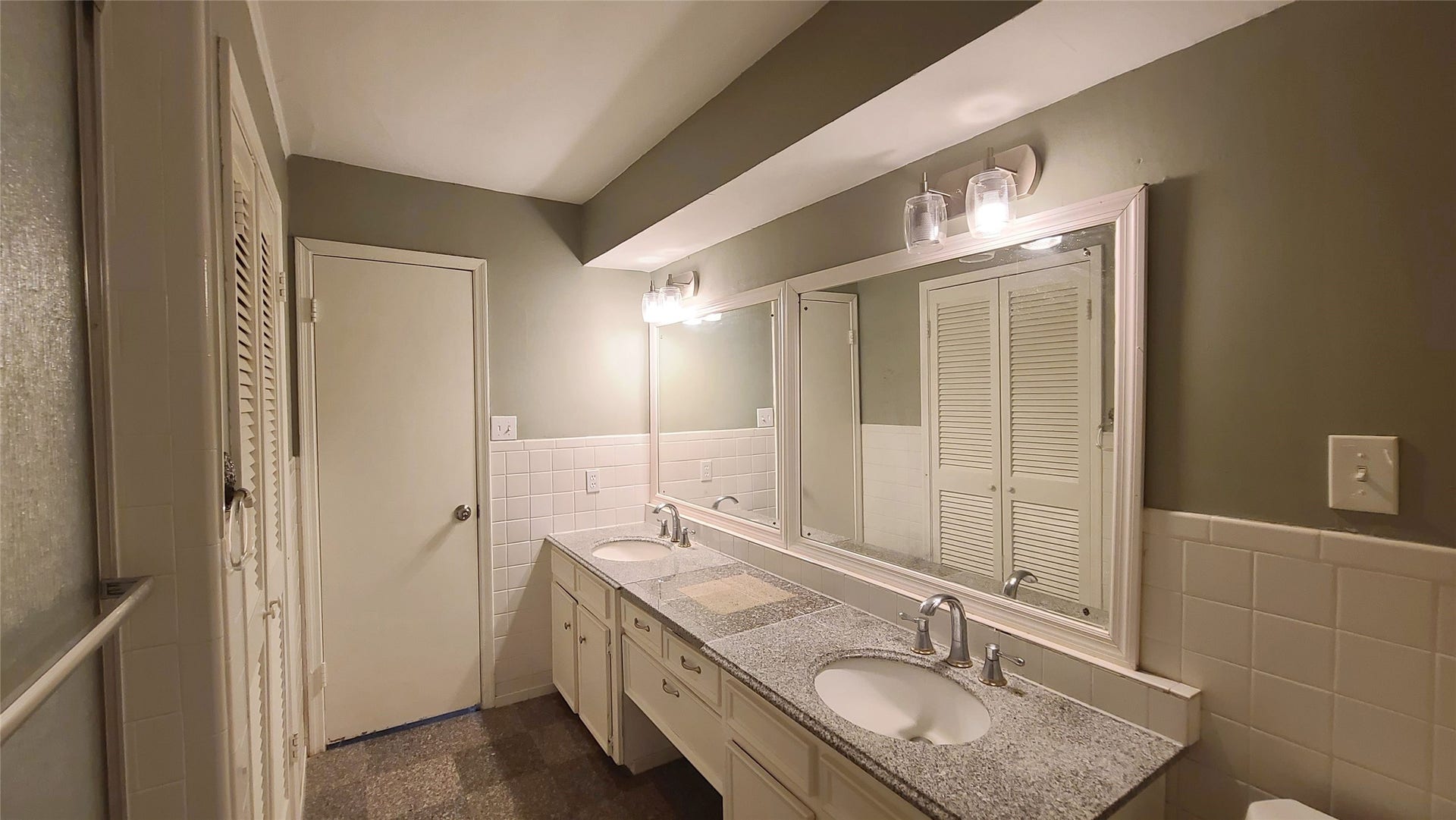 902 Ashford Parkway, Houston, TX 77077 Secondary bath has double vanities