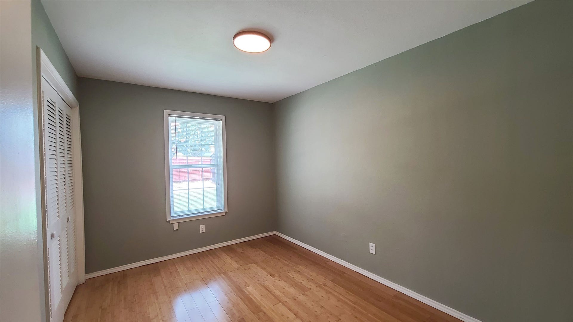 902 Ashford Parkway, Houston, TX 77077 Bedroom has natural sun light