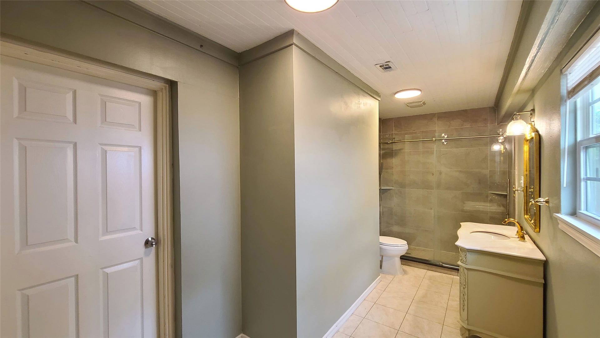902 Ashford Parkway, Houston, TX 77077 Discover modern elegance in the heart of this home, featuring a sleek kitchen with abundant natural light and an elegant full bath with a spacious shower.