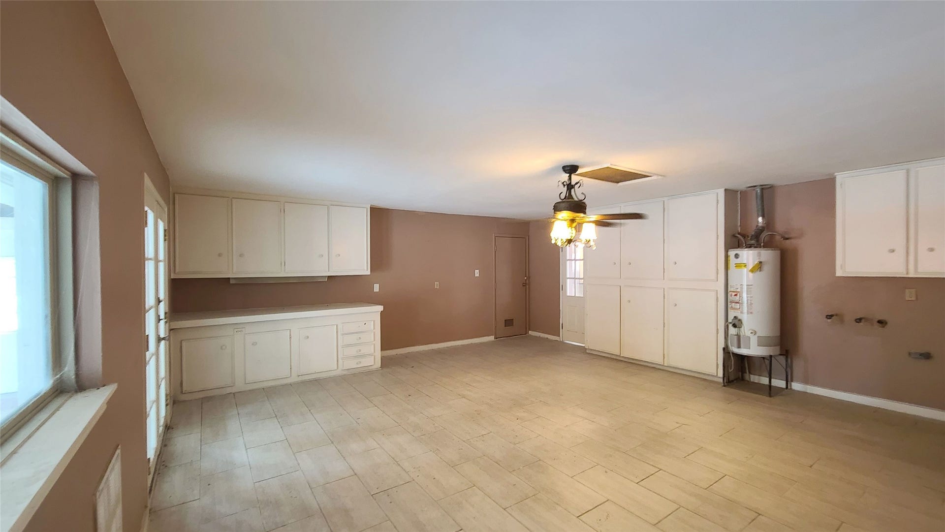 902 Ashford Parkway, Houston, TX 77077 This spacious extra room has plenty cabinets and tile flooring