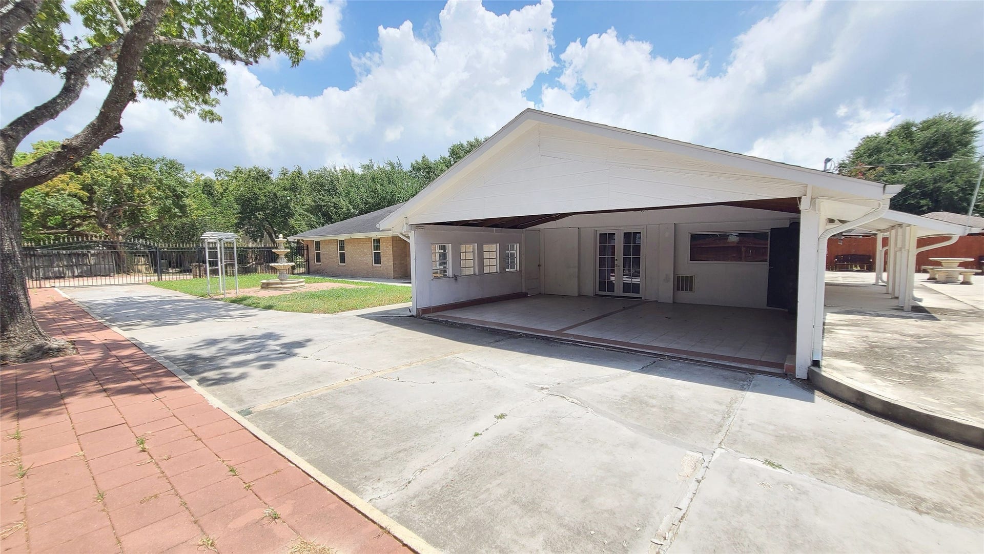902 Ashford Parkway, Houston, TX 77077 Experience convenience and style with this charming home, complemented by the practicality of a covered carport.