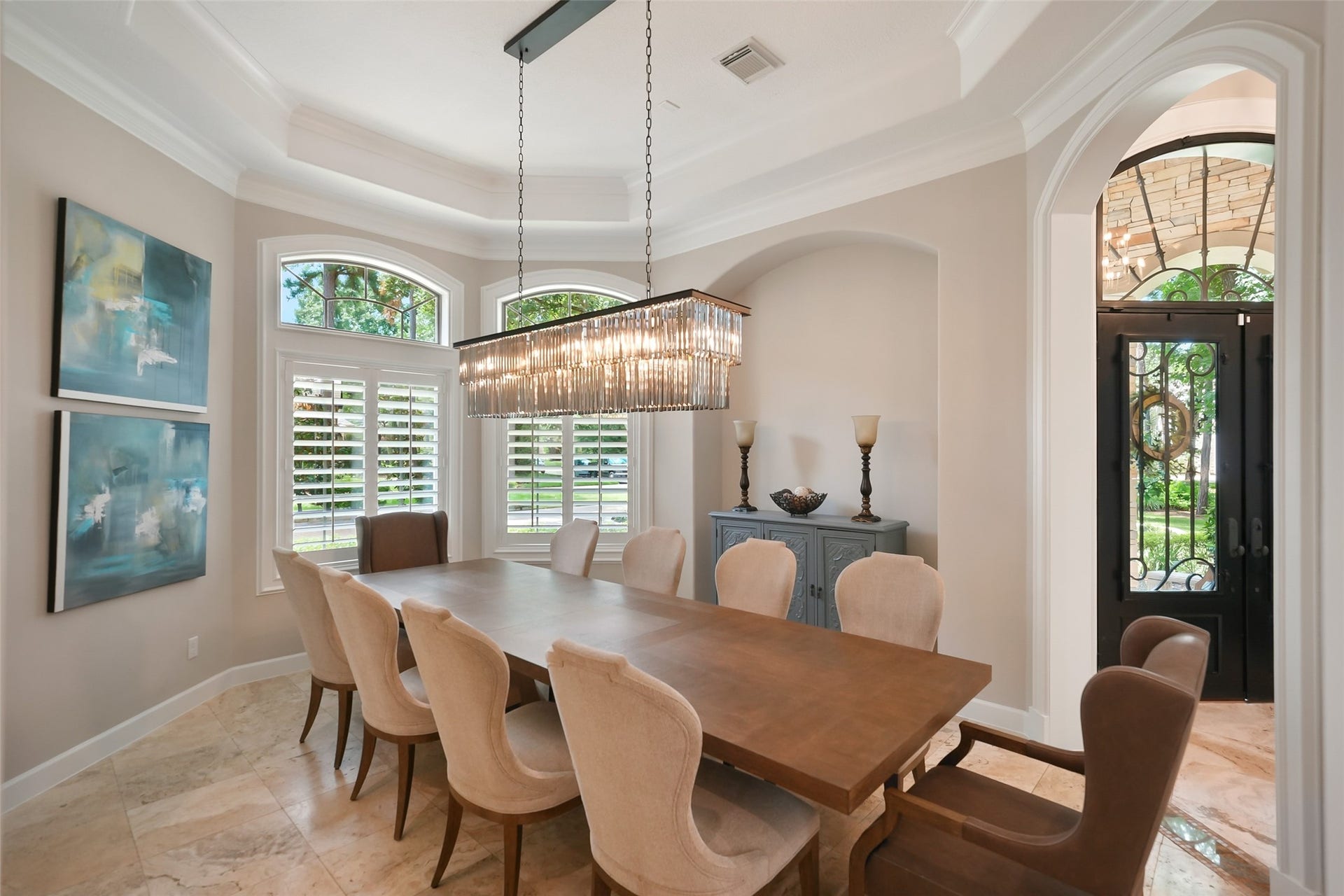 19 Harmony Links Place, The Woodlands, TX 77382 This elegant dining room, located just across from the handsome library, offers a spacious and inviting setting for entertaining. With ample room for a large dining table (this table seats 10!), this area is perfect for formal gatherings!