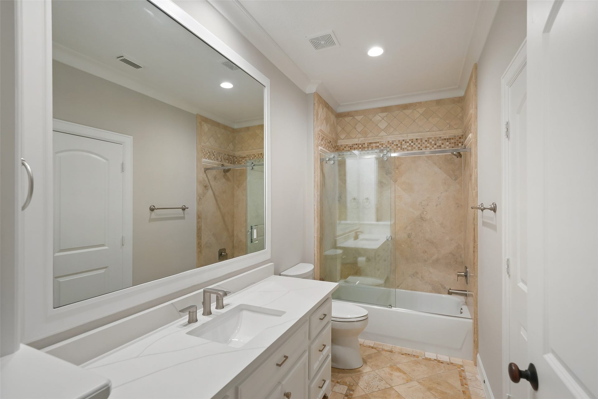 19 Harmony Links Place, The Woodlands, TX 77382 This en-suite bathroom has been thoughtfully updated and features a tub/shower combination!