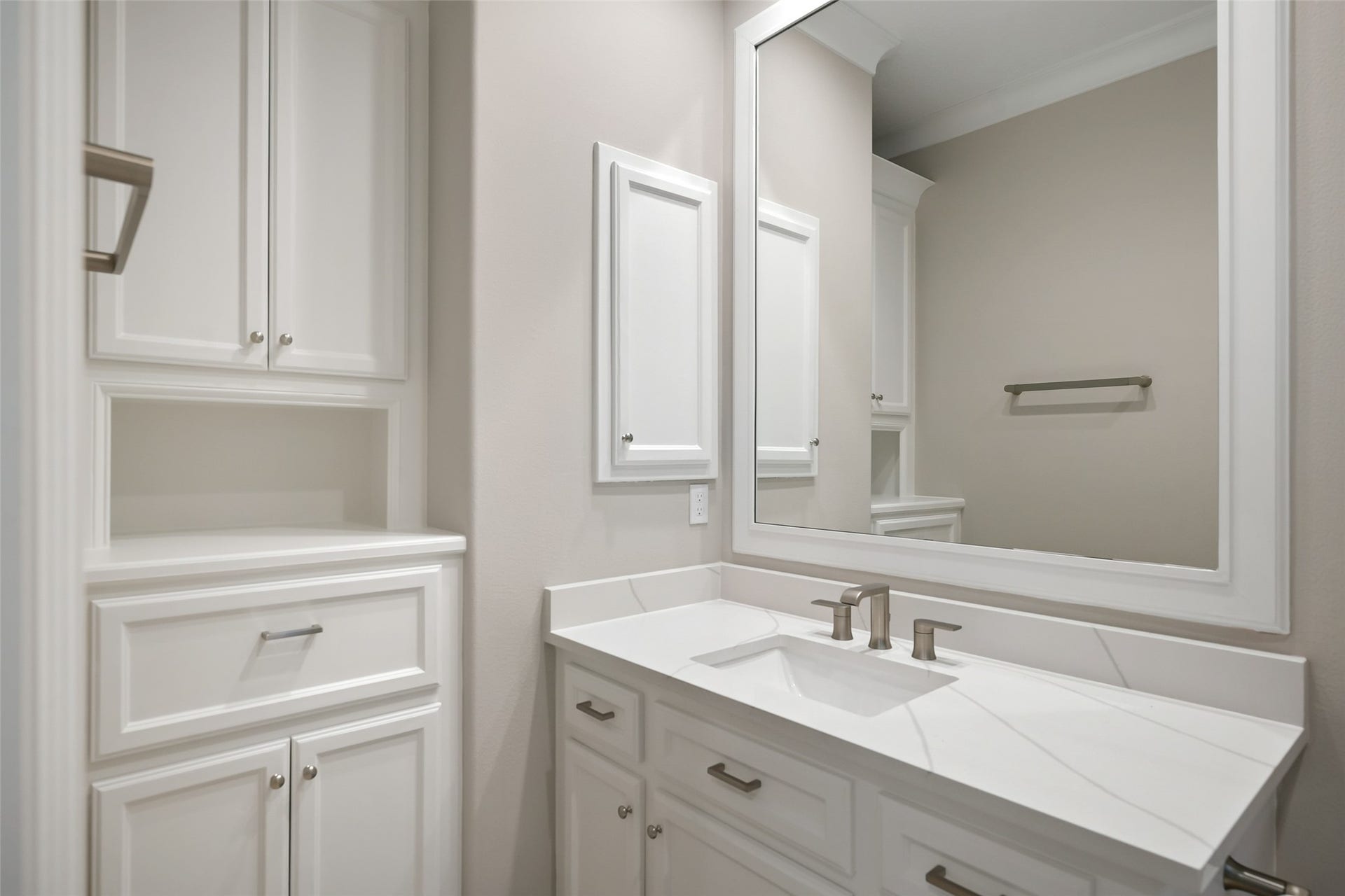 19 Harmony Links Place, The Woodlands, TX 77382 The secondary bathroom is thoughtfully updated and features abundant storage space to keep your items neatly organized!