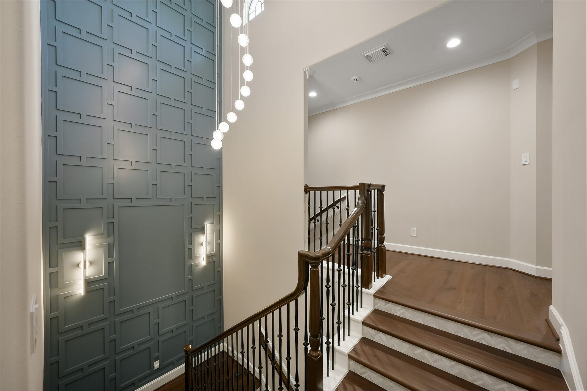 19 Harmony Links Place, The Woodlands, TX 77382 The impressive staircase is highlighted by a new custom accent wall completed in 2023 and complemented by new flooring (2023)!
