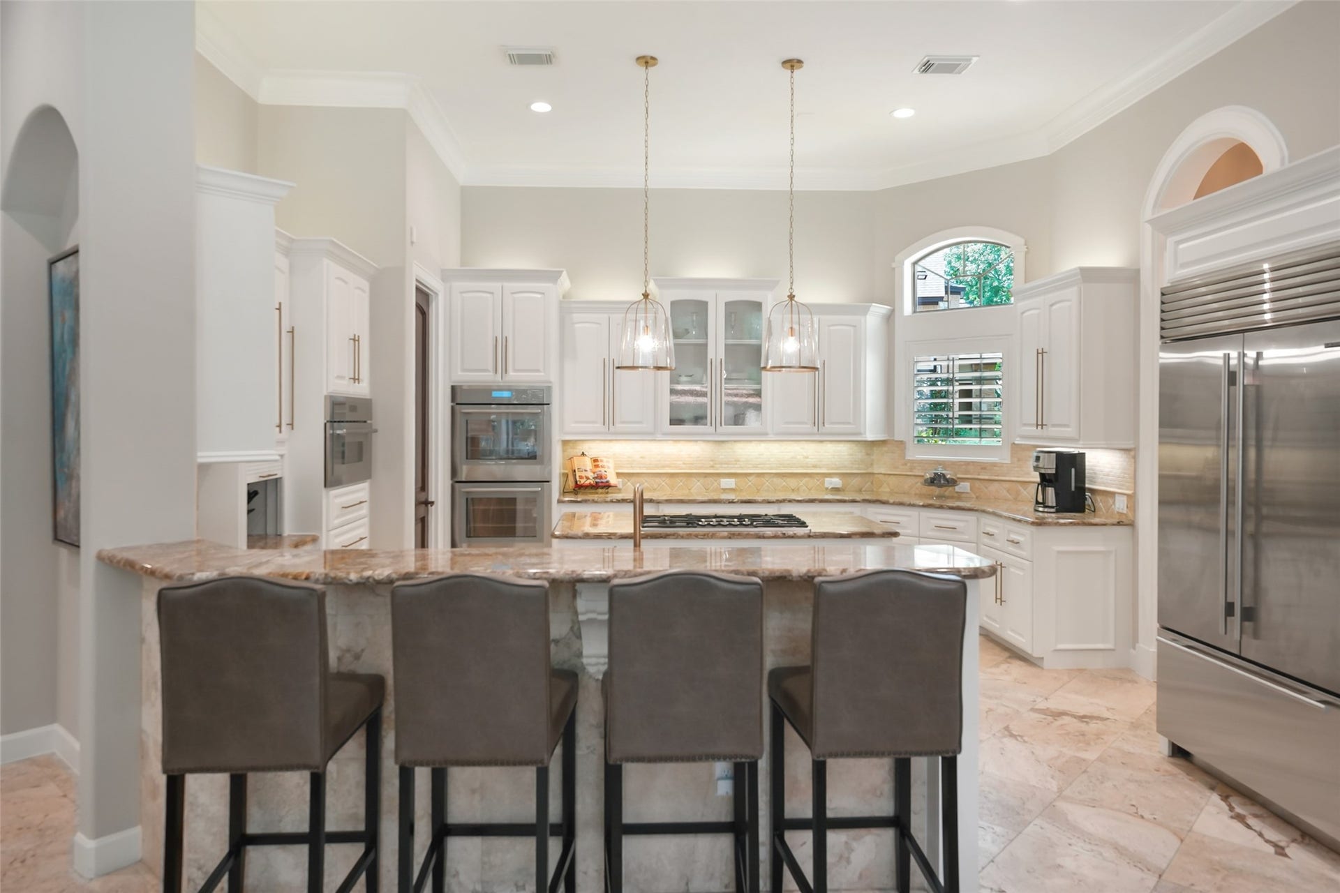 19 Harmony Links Place, The Woodlands, TX 77382 The breakfast bar helps define the kitchen space while encouraging interaction between guests in the family room or breakfast area. An ideal layout for entertaining or families, the bar provides seating for up to four people!
