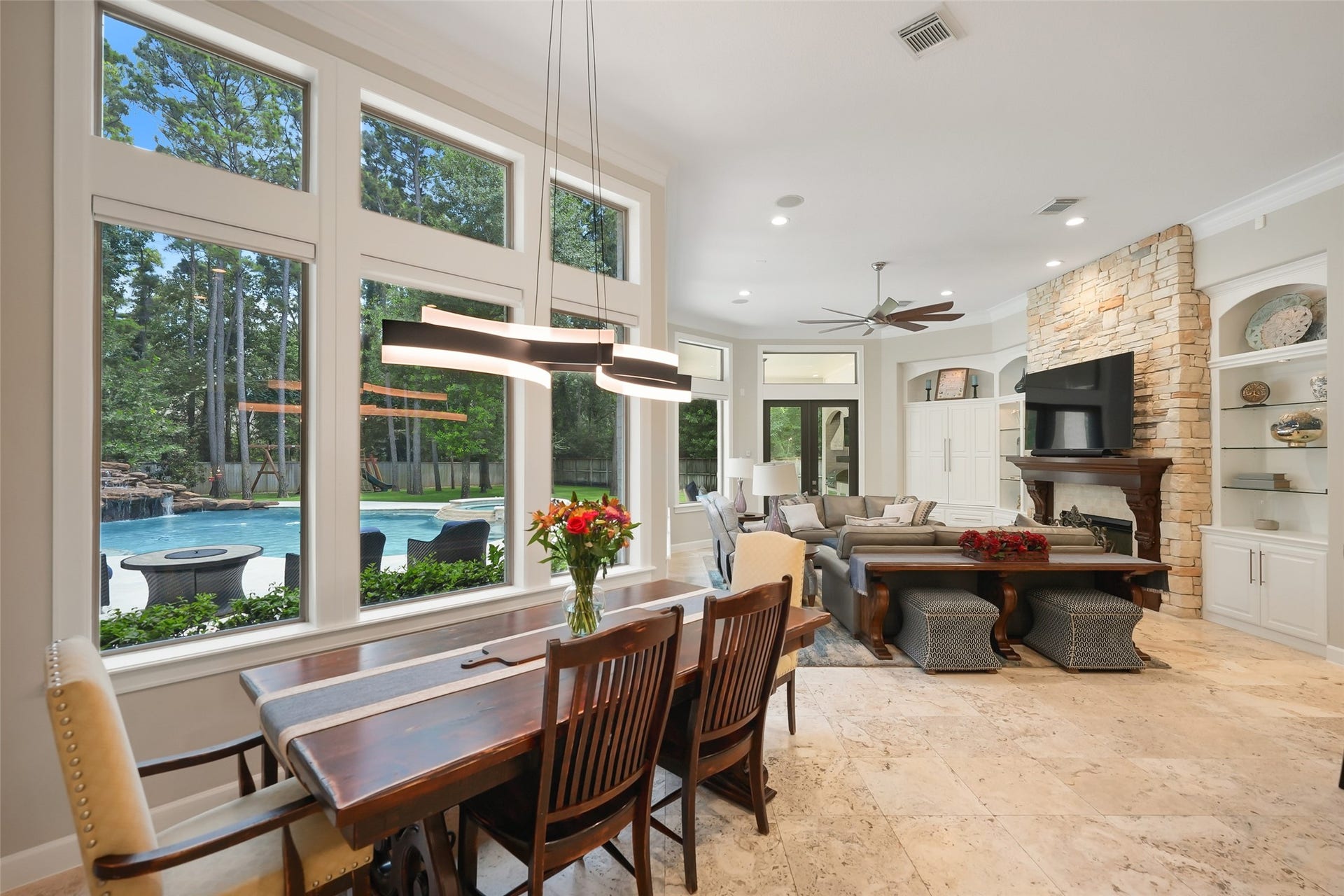 19 Harmony Links Place, The Woodlands, TX 77382 The breakfast area is situated adjacent to the open kitchen and family room. A welcoming space to savor your morning coffee or gather with family before the busy day unfolds. The breakfast area enjoys views of the sweeping and private back yard.