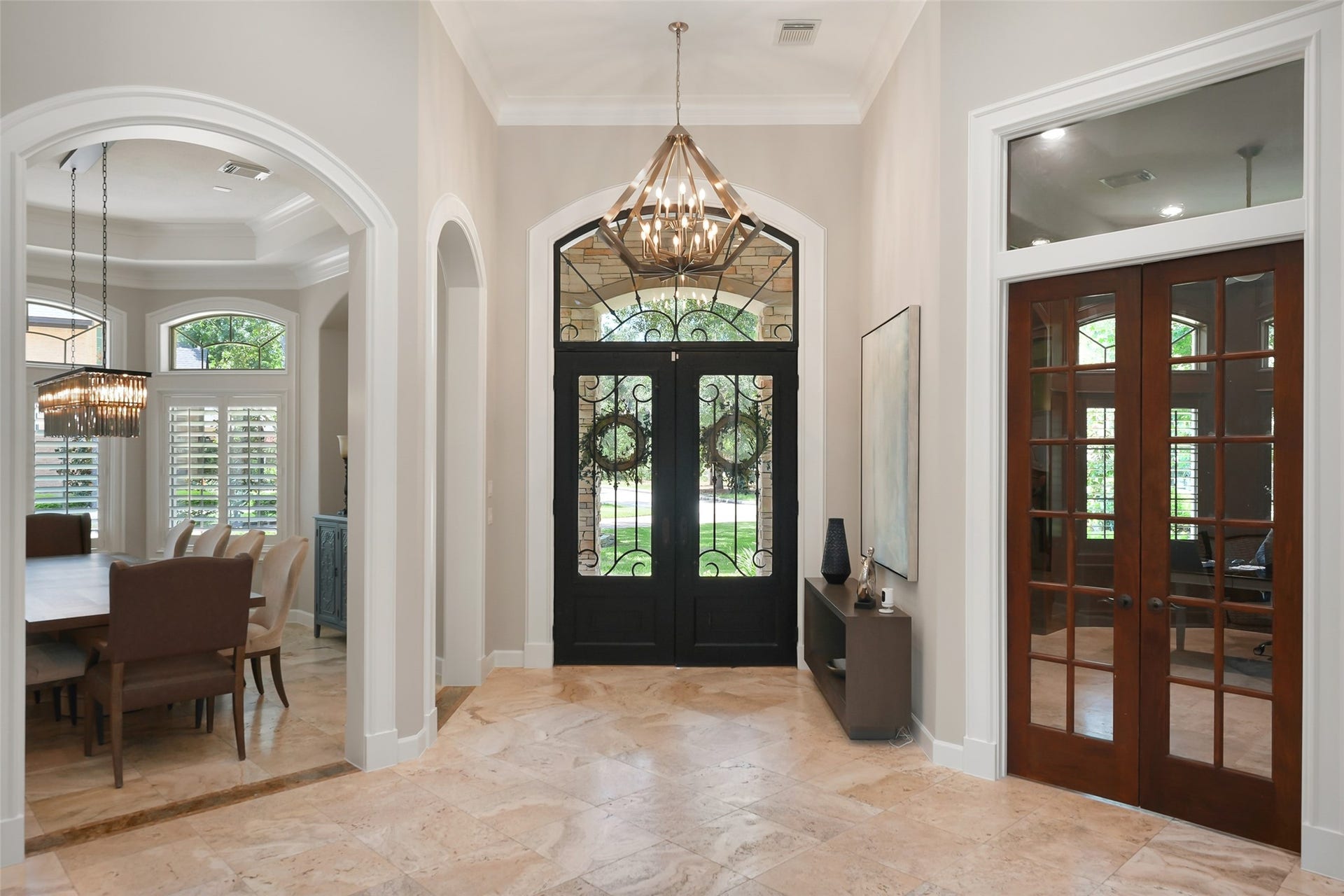 19 Harmony Links Place, The Woodlands, TX 77382 Just inside the formal entry, the home's neutral color palette and abundance of natural light becomes evident. Travertine stone floors flow throughout the main level.