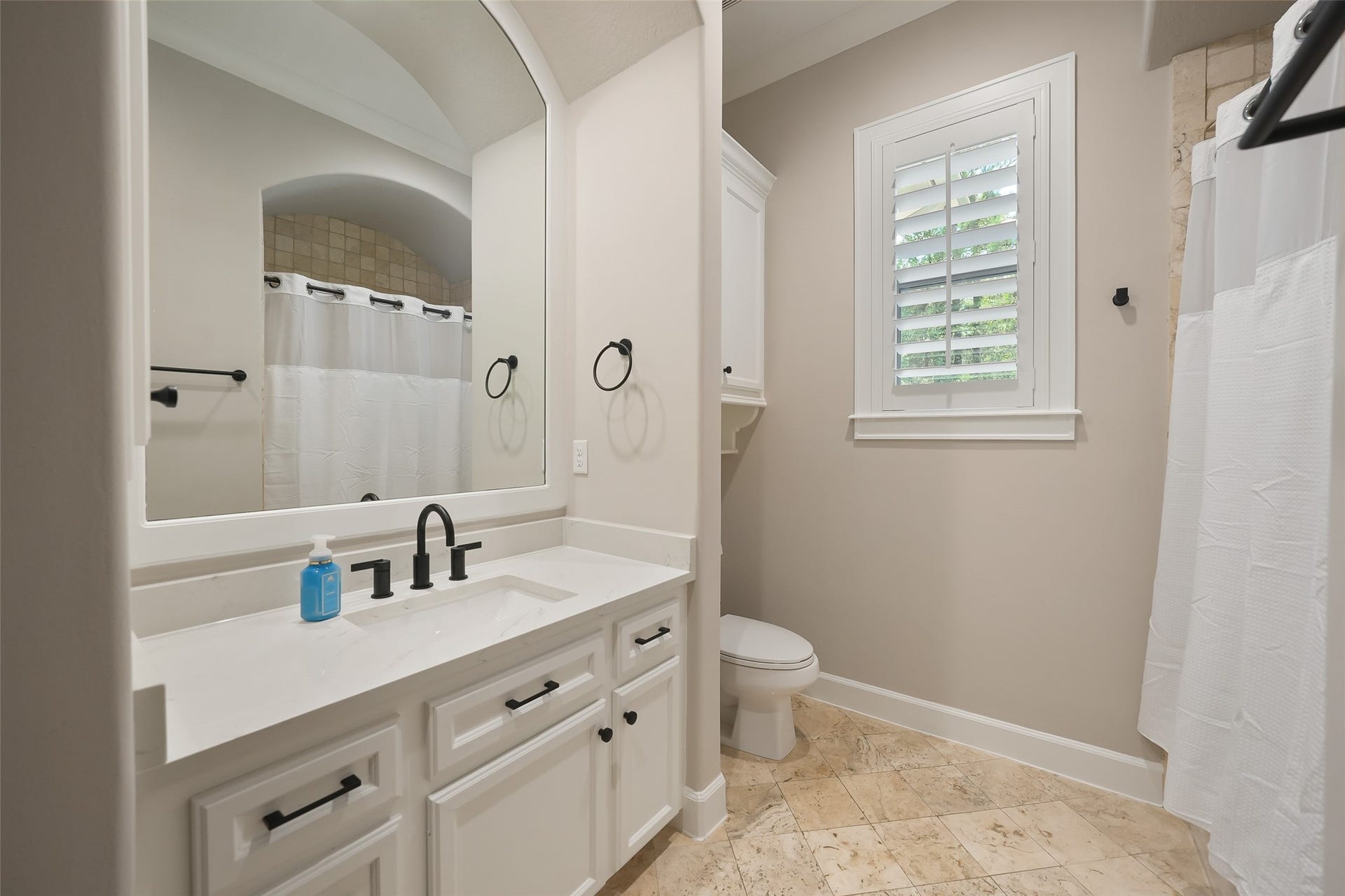 19 Harmony Links Place, The Woodlands, TX 77382 This spacious secondary en-suite bathroom features a large framed mirror and plentiful countertop space! It also serves as a pool bath!