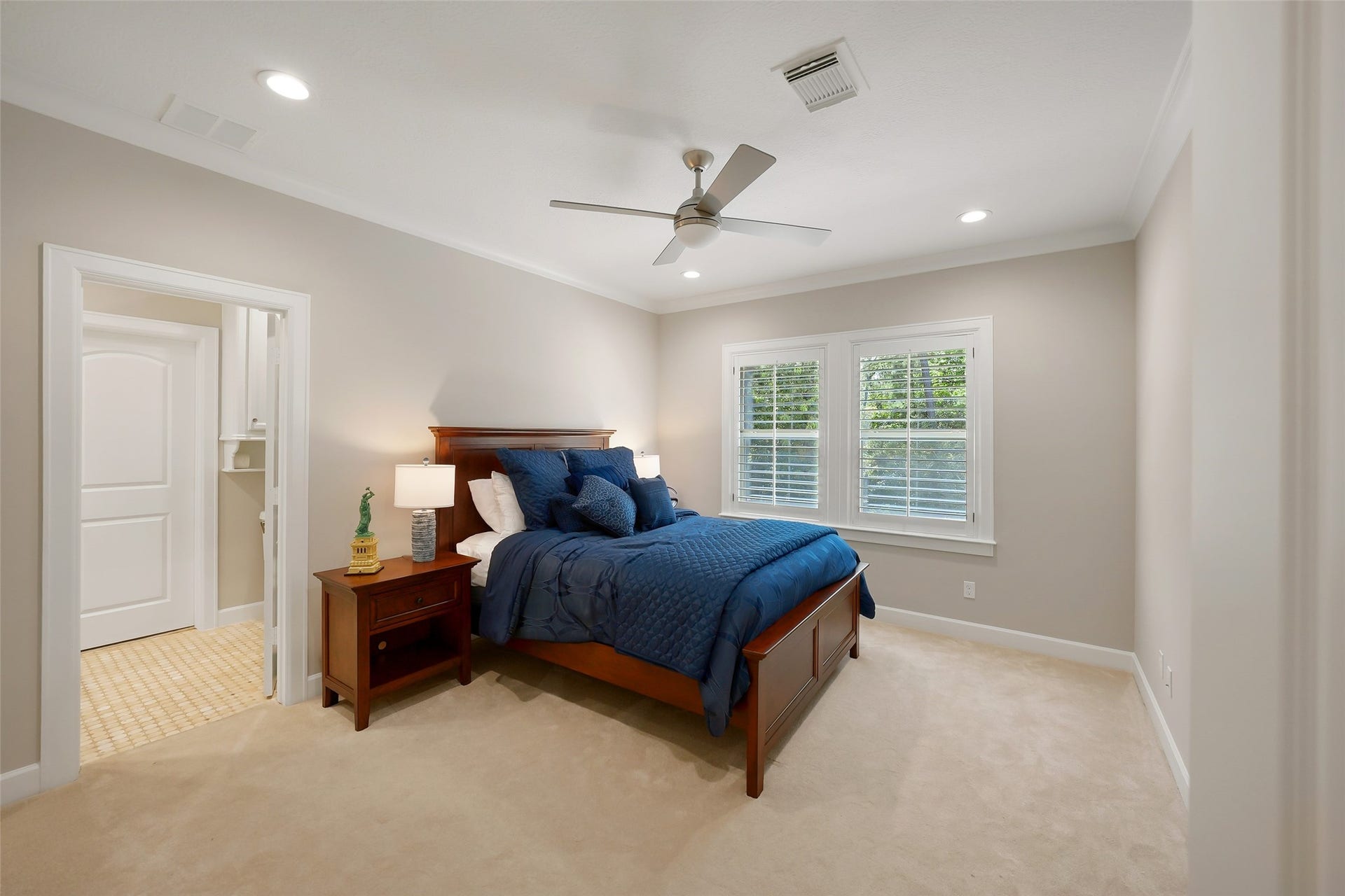 19 Harmony Links Place, The Woodlands, TX 77382 The generous secondary bedroom is located on the second level and features a spacious en-suite bathroom!
