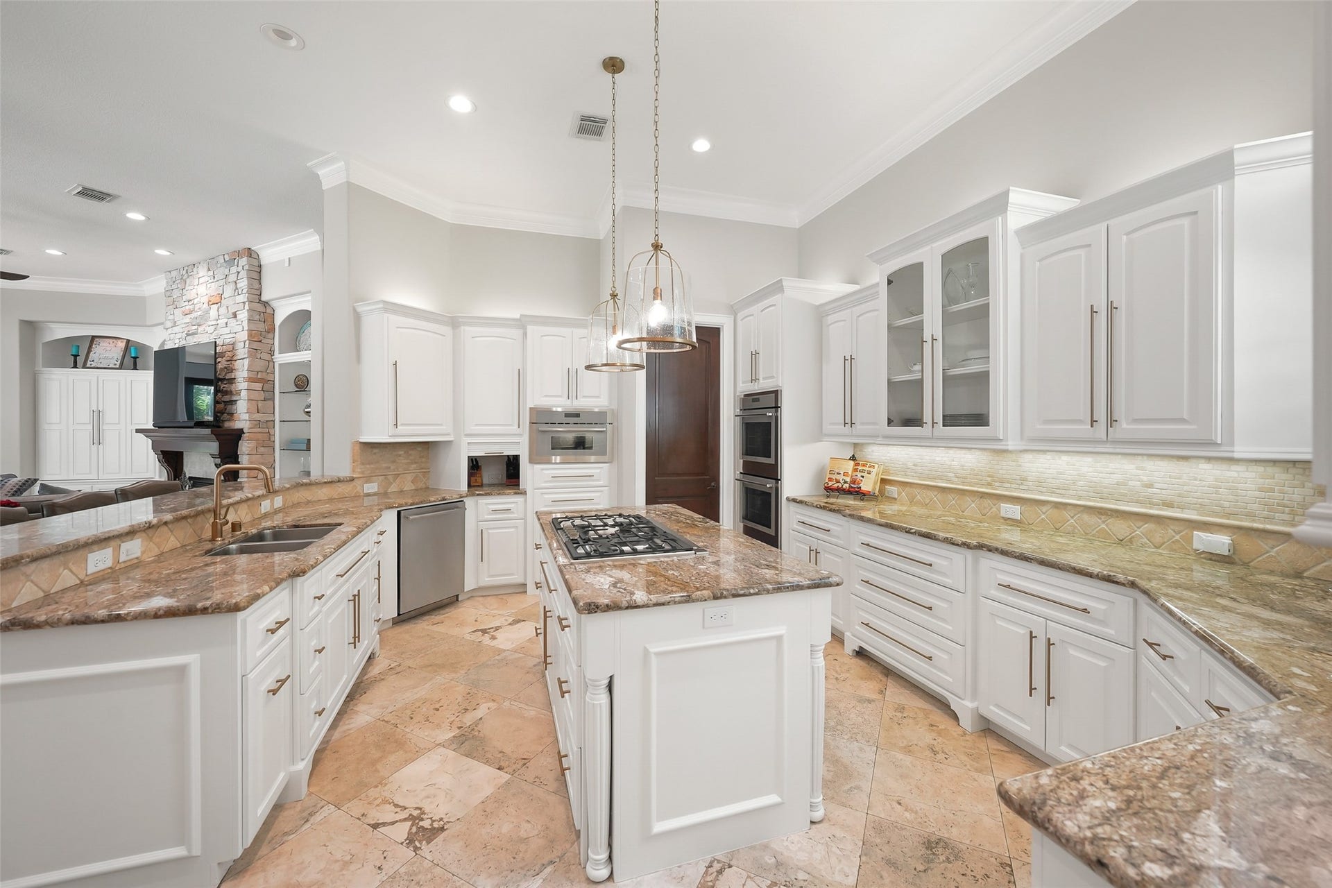 19 Harmony Links Place, The Woodlands, TX 77382 The kitchen and family room are open and allow for an easy flow with abundant natural light. An expansive island anchors the culinary space and makes food preparation and serving ideal!