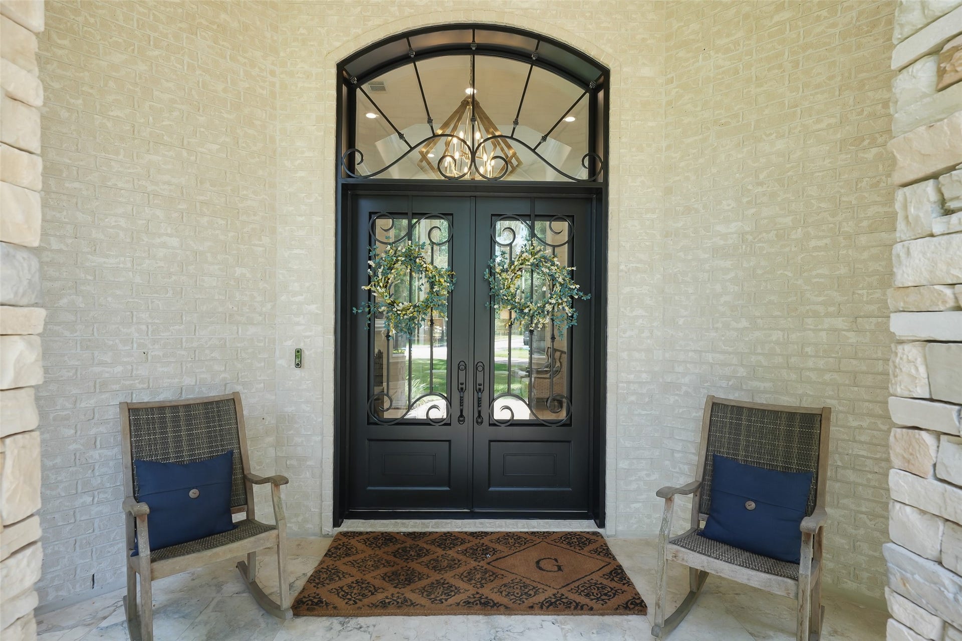19 Harmony Links Place, The Woodlands, TX 77382 Custom steel and glass double front doors welcome your guests. A large transom allows light to flow into the formal entry.