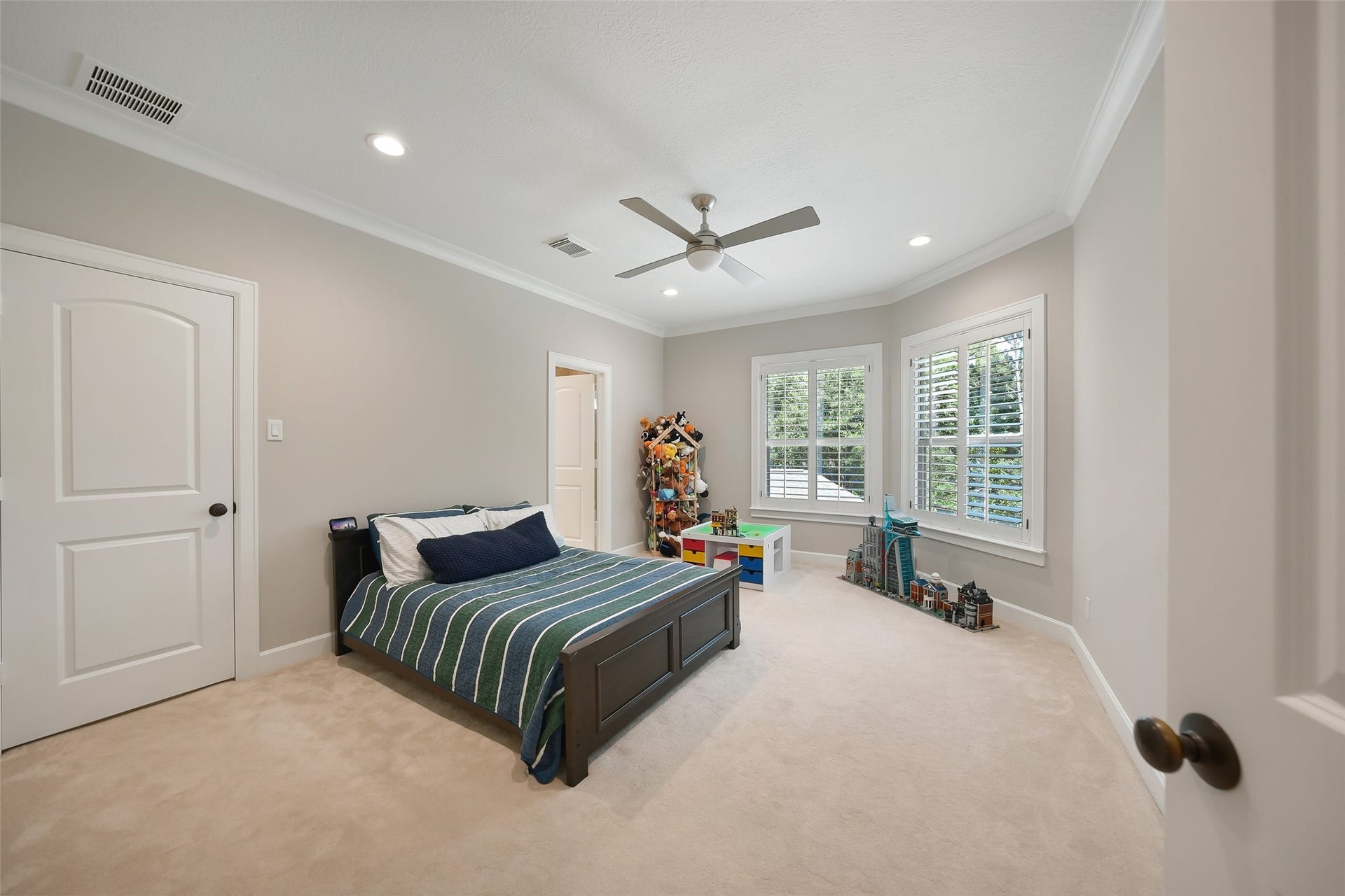19 Harmony Links Place, The Woodlands, TX 77382 The secondary bedrooms all feature spacious walk-in closets and dedicated en-suite baths. Plantation shutters adorn the large windows!