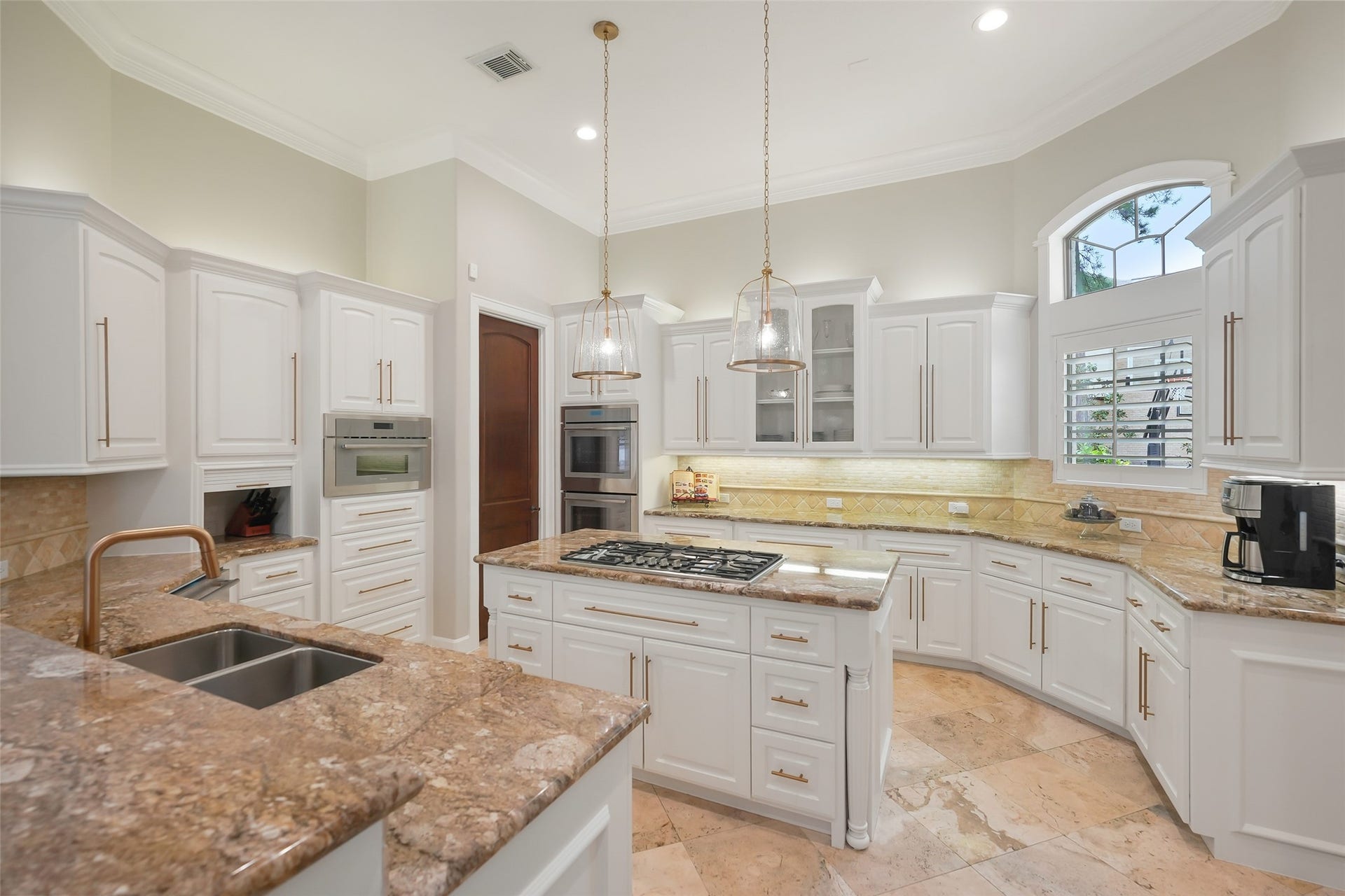 19 Harmony Links Place, The Woodlands, TX 77382 With extensive cabinetry and a sizeable pantry, this kitchen provides exceptional storage solutions for all of your essentials!