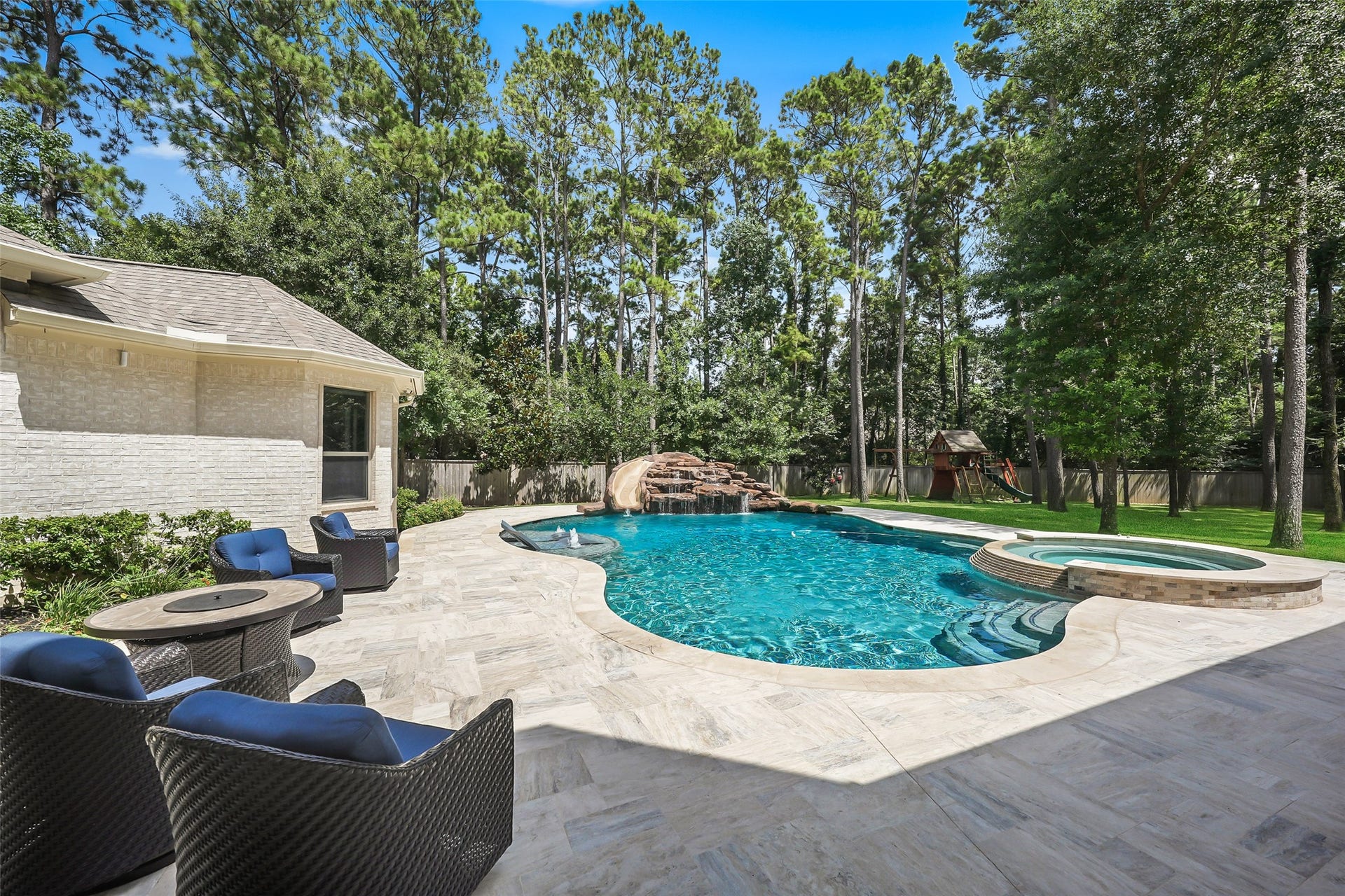 19 Harmony Links Place, The Woodlands, TX 77382 The backyard offers ample space for comfortable seating arrangements, creating the perfect setting for hosting gatherings and enjoying time with family and friends.
