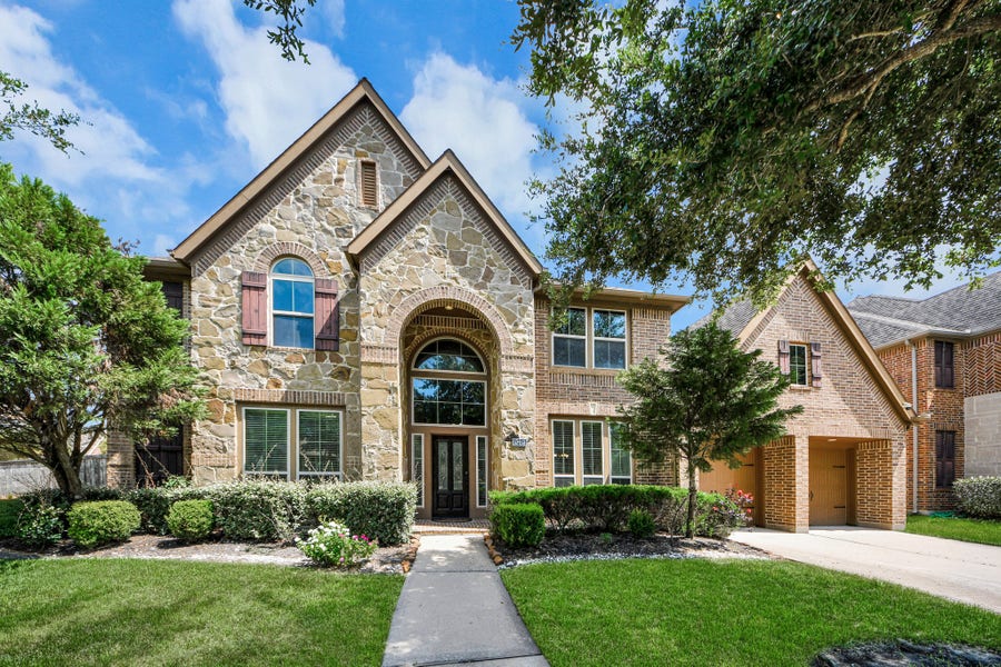 Property photo for 13617 Fountain Mist Drive, Pearland, TX