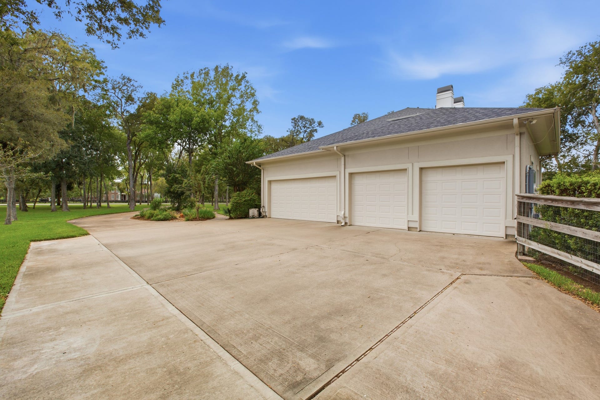 3518 River Forest Drive, Richmond, TX 77406 Expansive and practical, this property boasts a spacious four-car garage, perfect for car enthusiasts or extra storage needs.