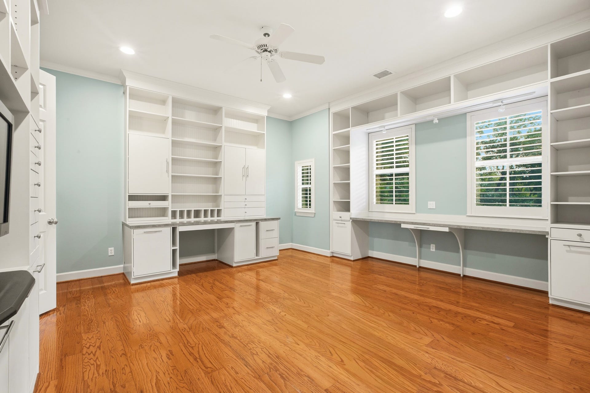 3518 River Forest Drive, Richmond, TX 77406 Versatile space perfect as a fifth bedroom or a creative craft room, featuring abundant built-in storage and natural light.