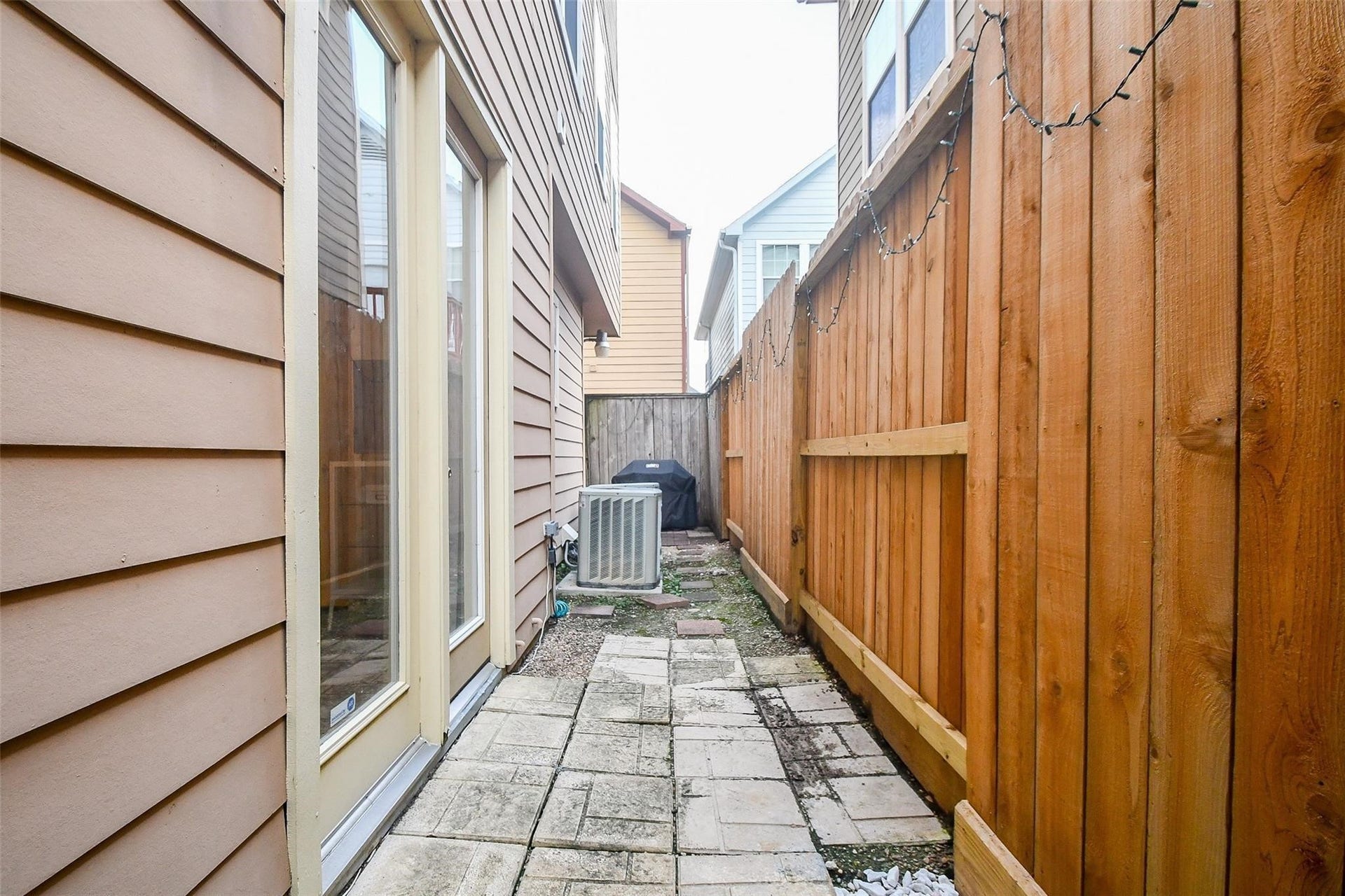 2614 Maxroy Street, Houston, TX 77007 2614 Maxroy Street, Houston, TX 77007
