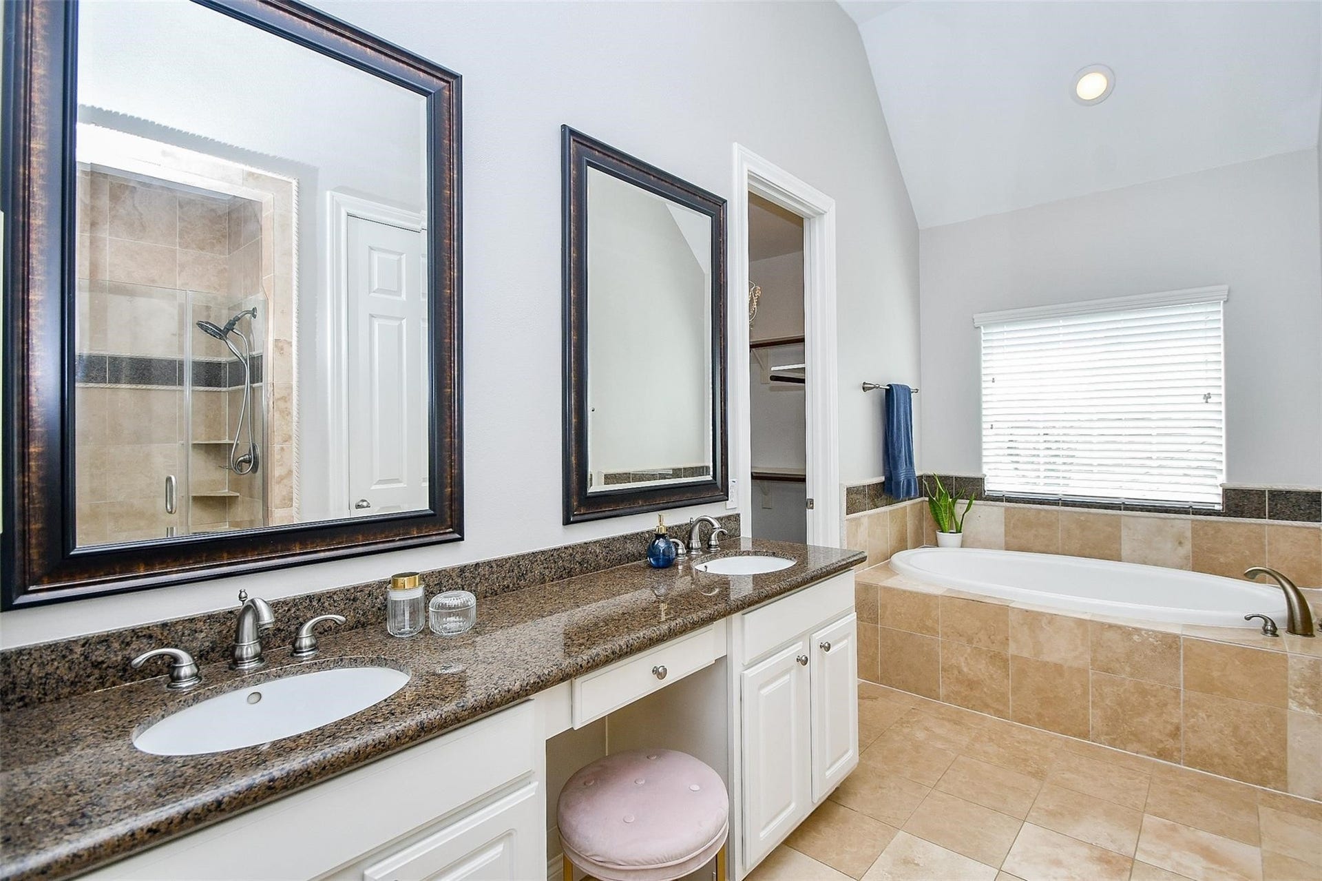 2614 Maxroy Street, Houston, TX 77007 2614 Maxroy Street, Houston, TX 77007