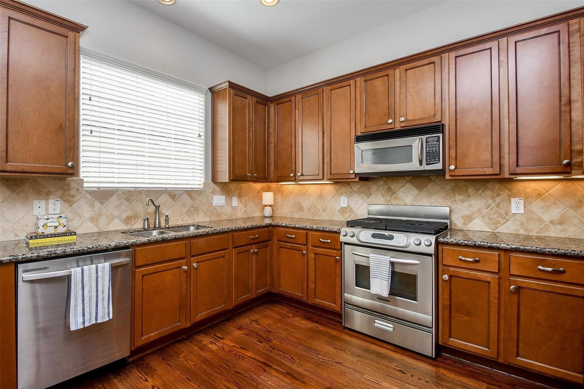 2614 Maxroy Street, Houston, TX 77007 2614 Maxroy Street, Houston, TX 77007