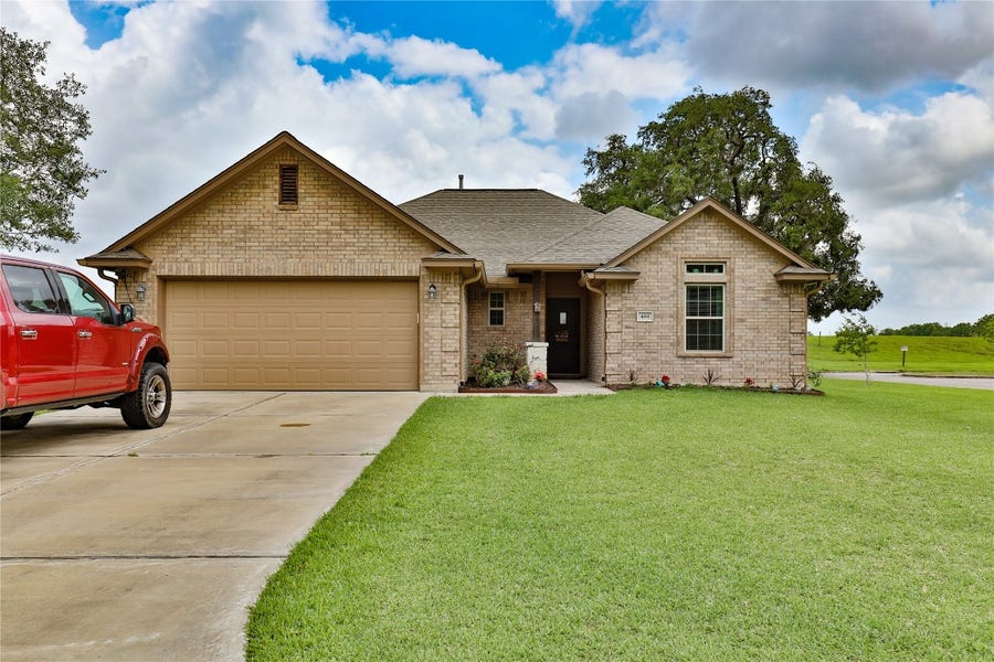 Property photo for 461 Twin Lakes Boulevard W, West Columbia, TX