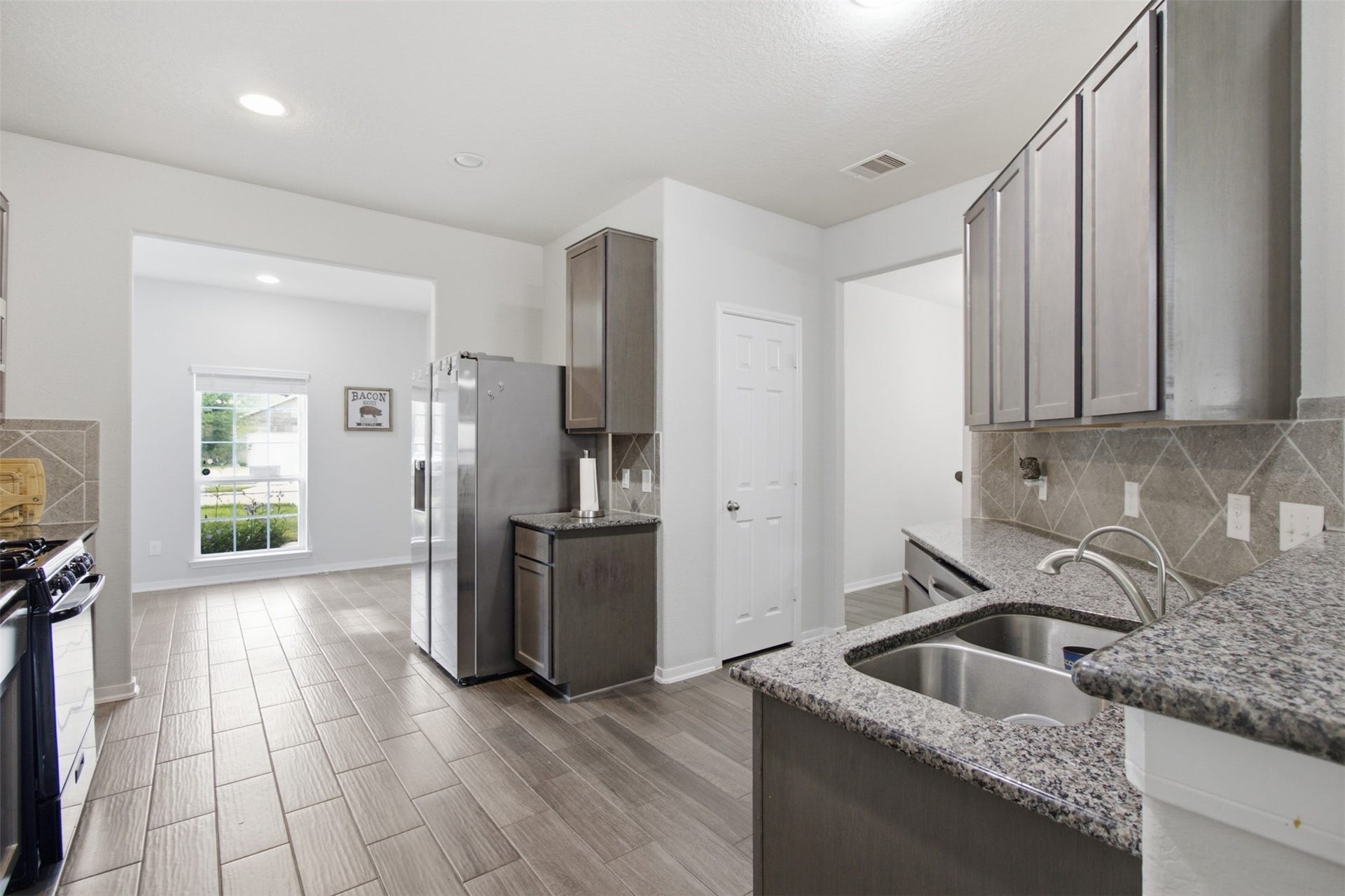 11315 Rossum Creek Drive, Humble, TX 77396 Ample cabinetry