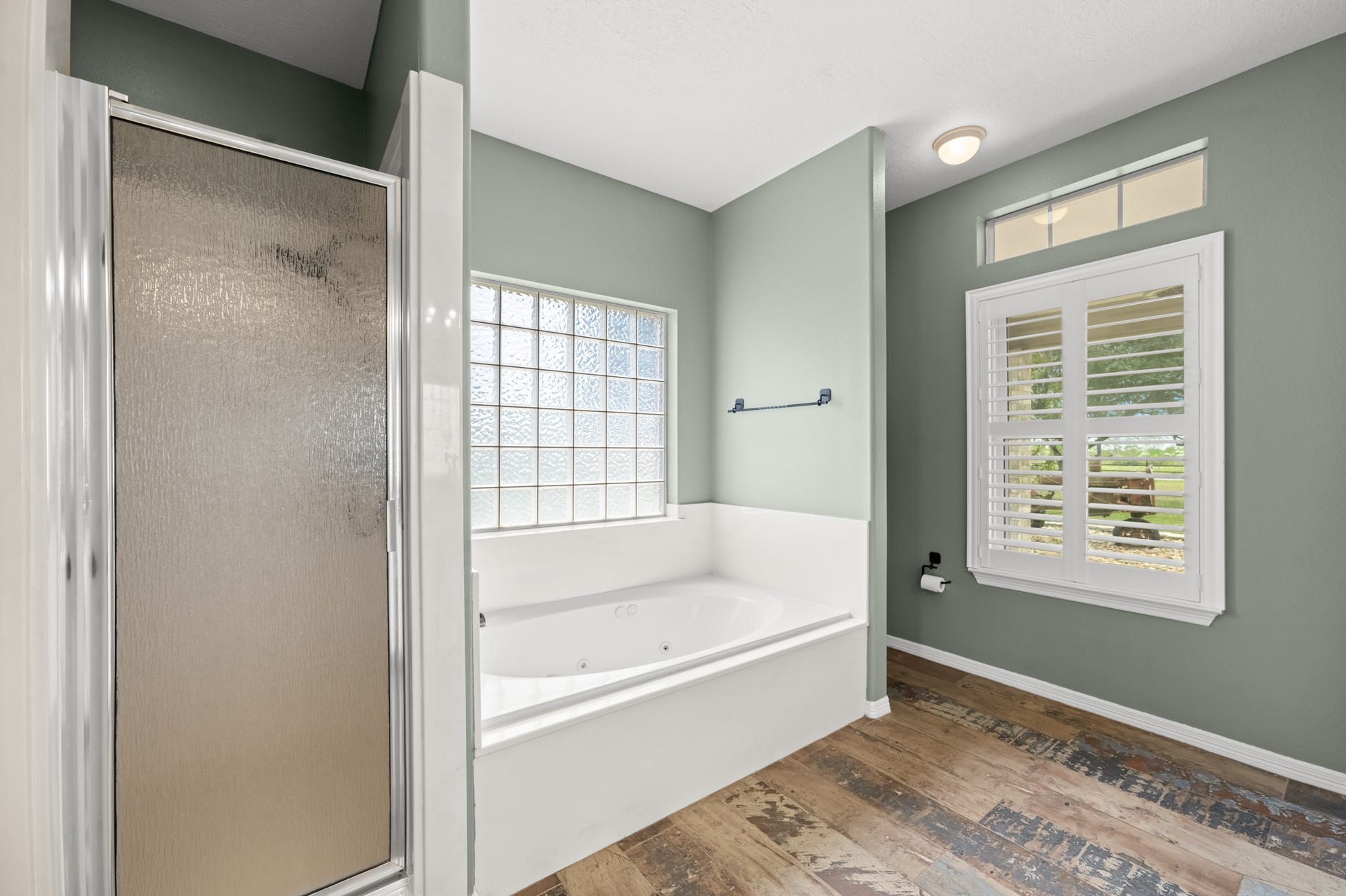 28030 Betka Road, Hockley, TX 77447 custom tub and shower