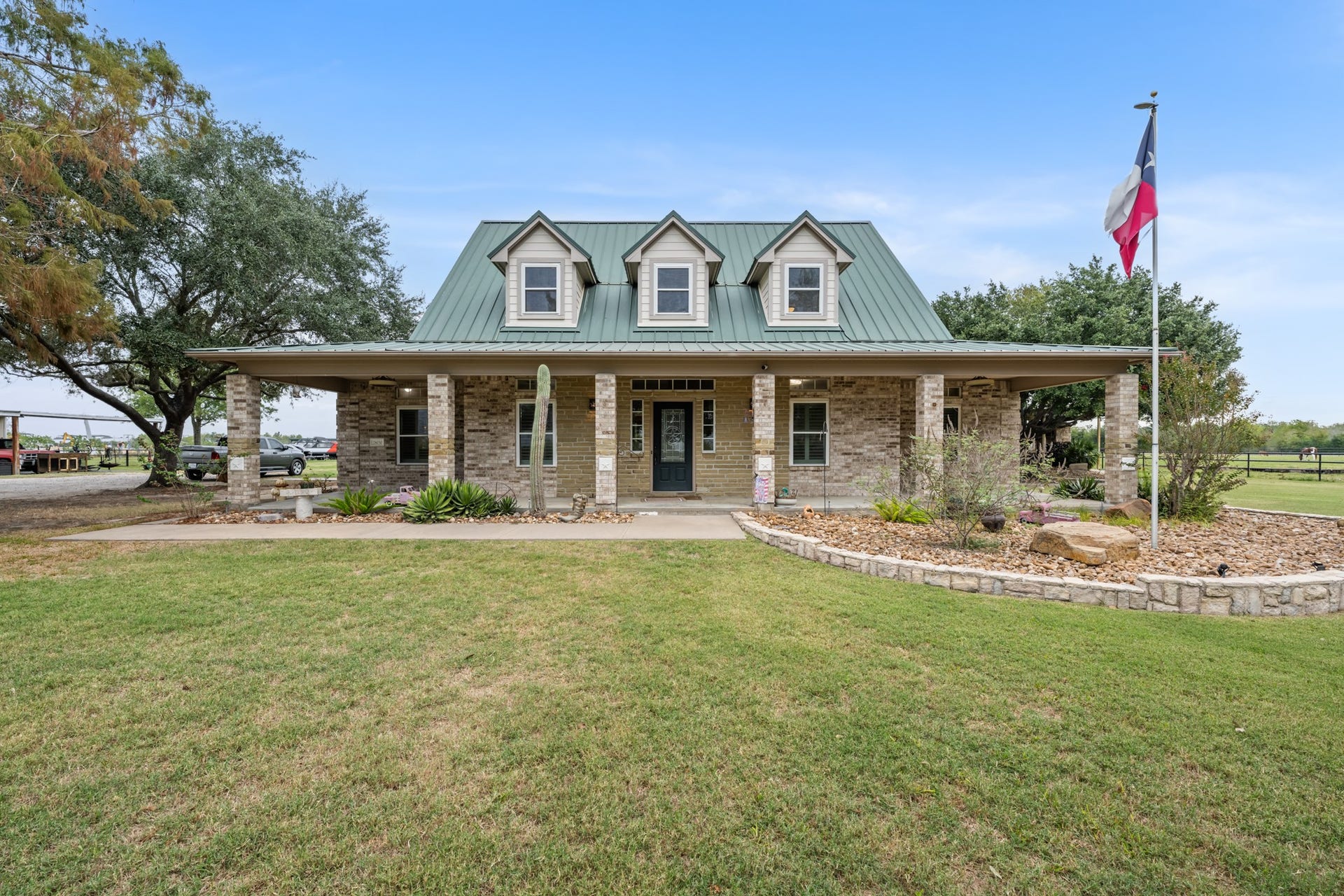 28030 Betka Road, Hockley, TX 77447 Large front porch