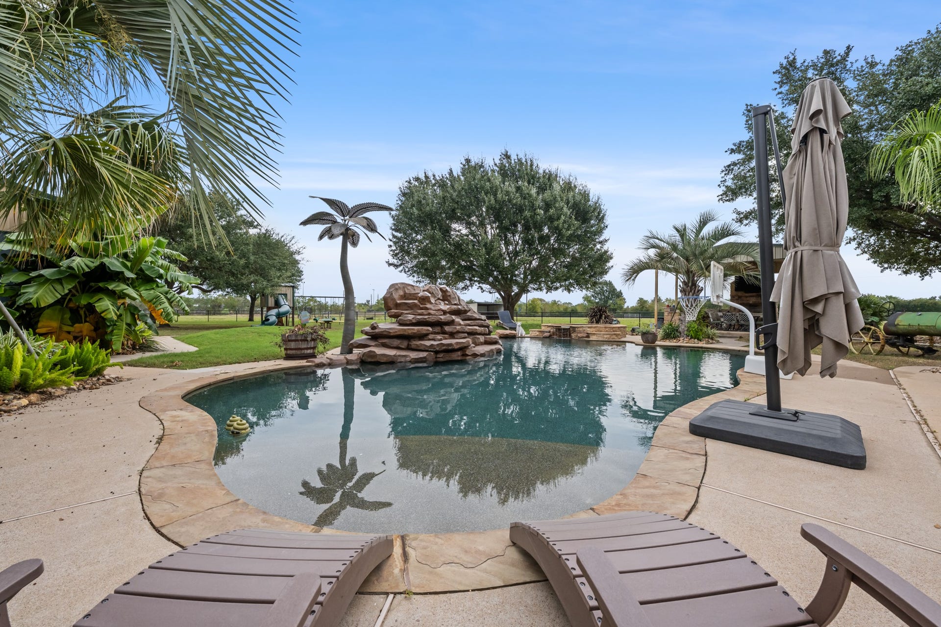 28030 Betka Road, Hockley, TX 77447 Resort pool and deck
