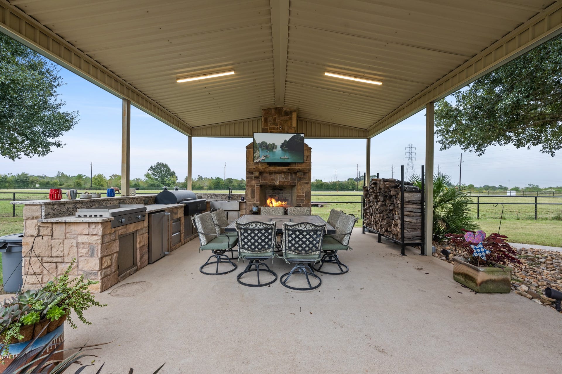 28030 Betka Road, Hockley, TX 77447 outdoor kitchen